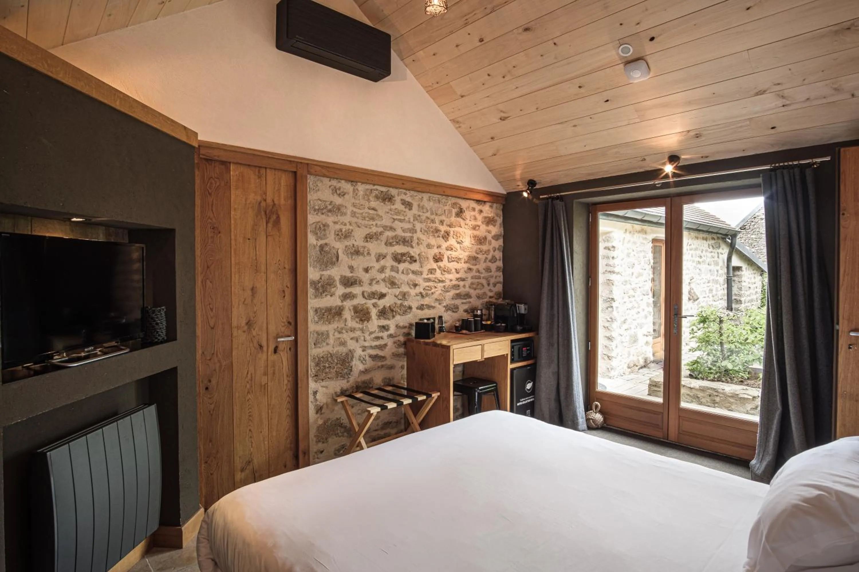 Bed in Le Domaine des Prés Verts Suites & Chambres avec Jacuzzi Privatif