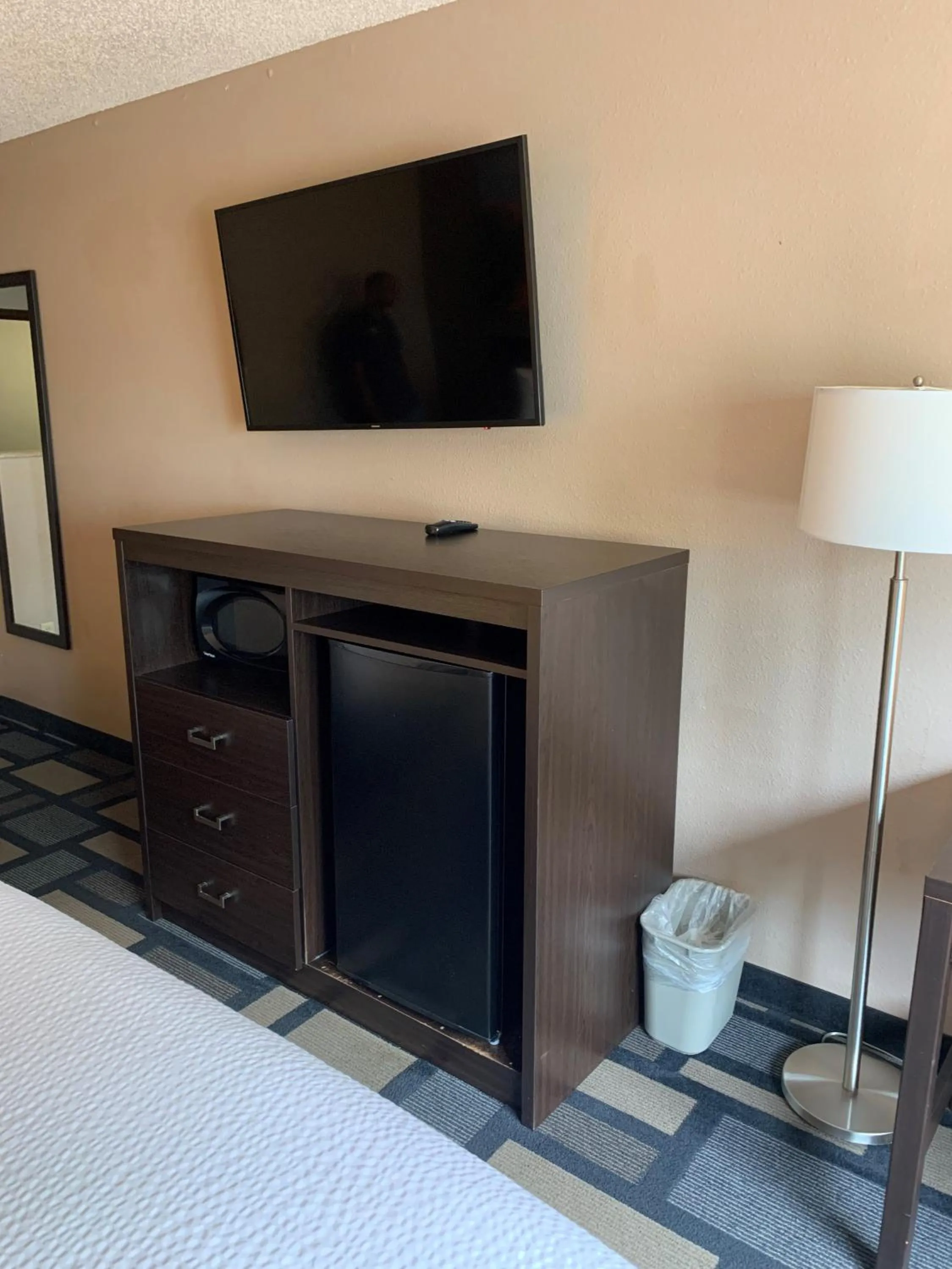 TV and multimedia, Bed in Days Inn by Wyndham Watertown