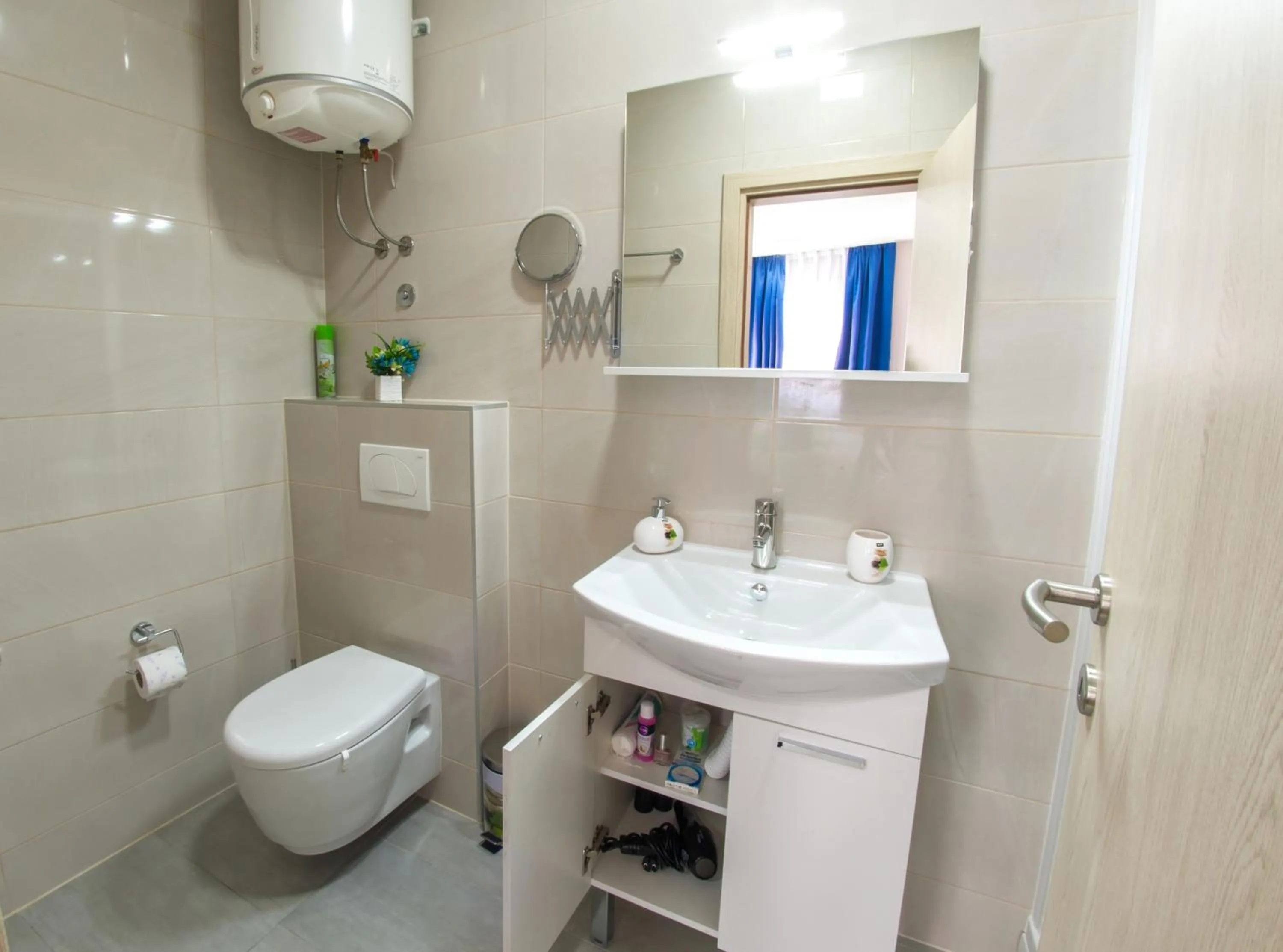 Shower in Five Rivers Rooms