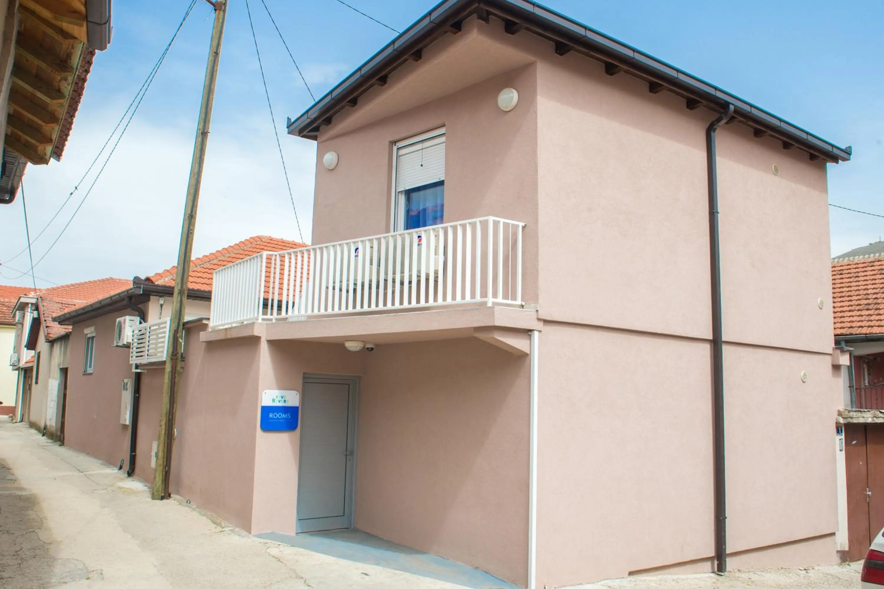 Facade/entrance in Five Rivers Rooms