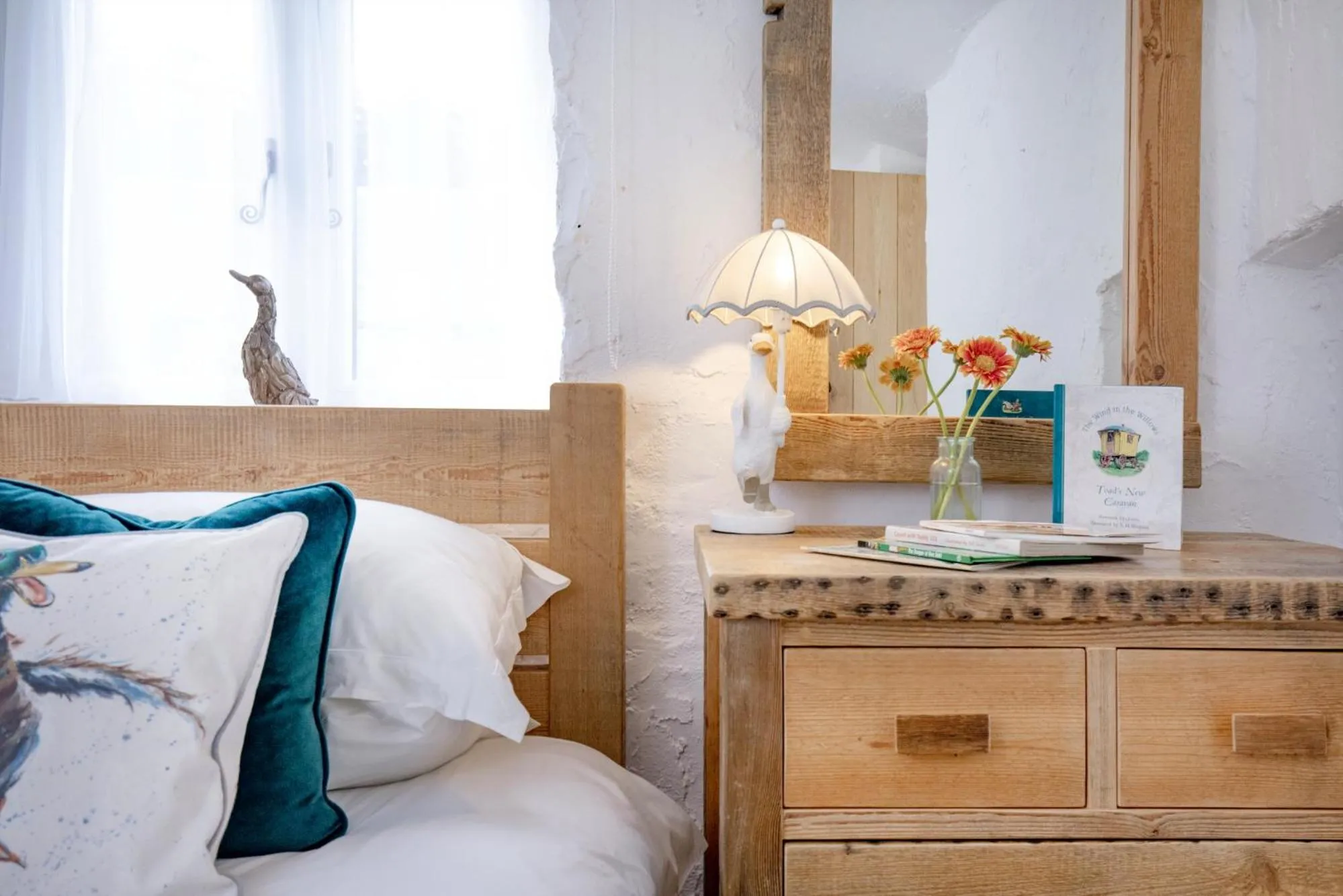Bedroom, Bed in Jasmine Cottage