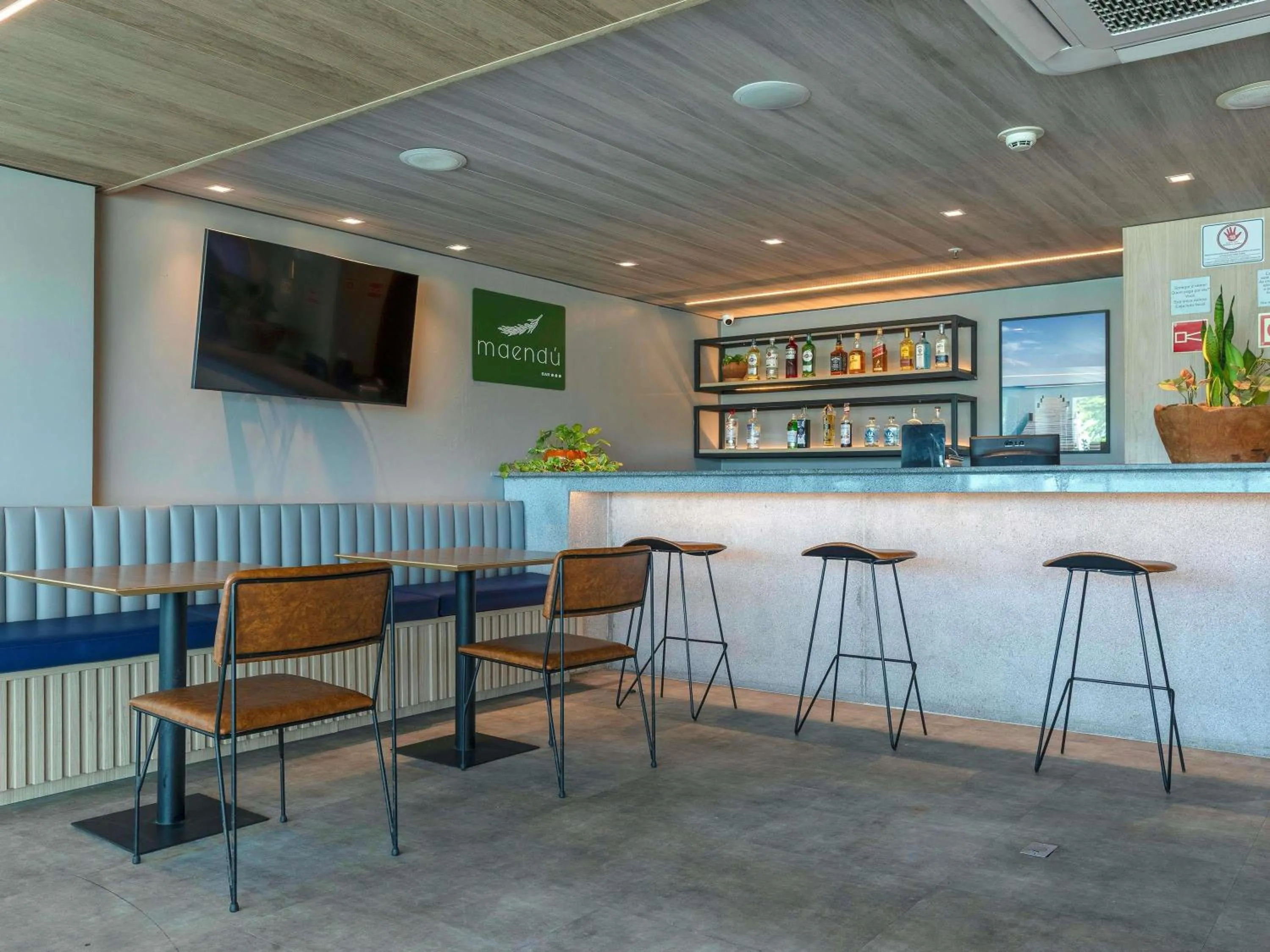 Lounge or bar in Mercure Maceio Pajuçara