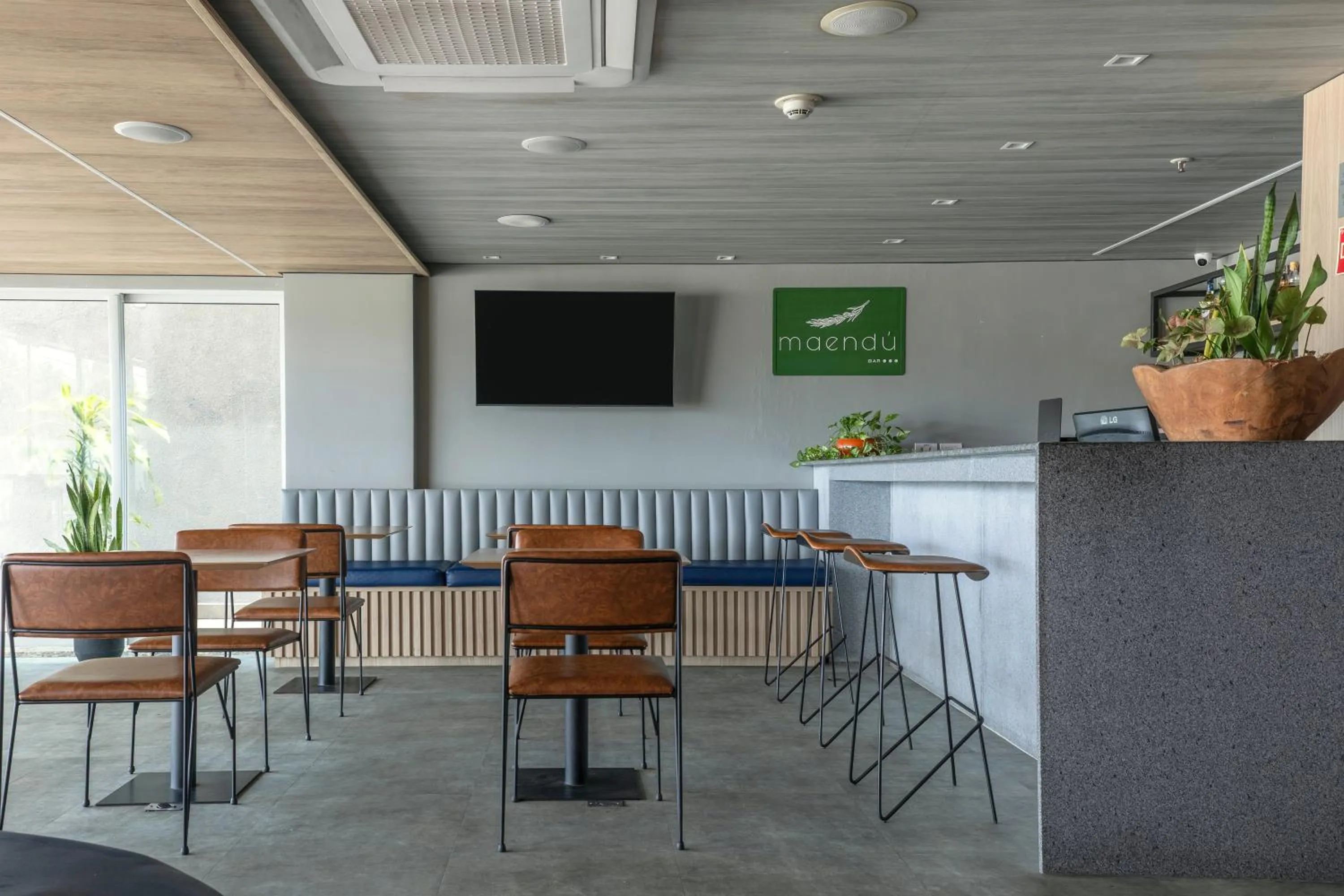 Lounge or bar in Mercure Maceio Pajuçara