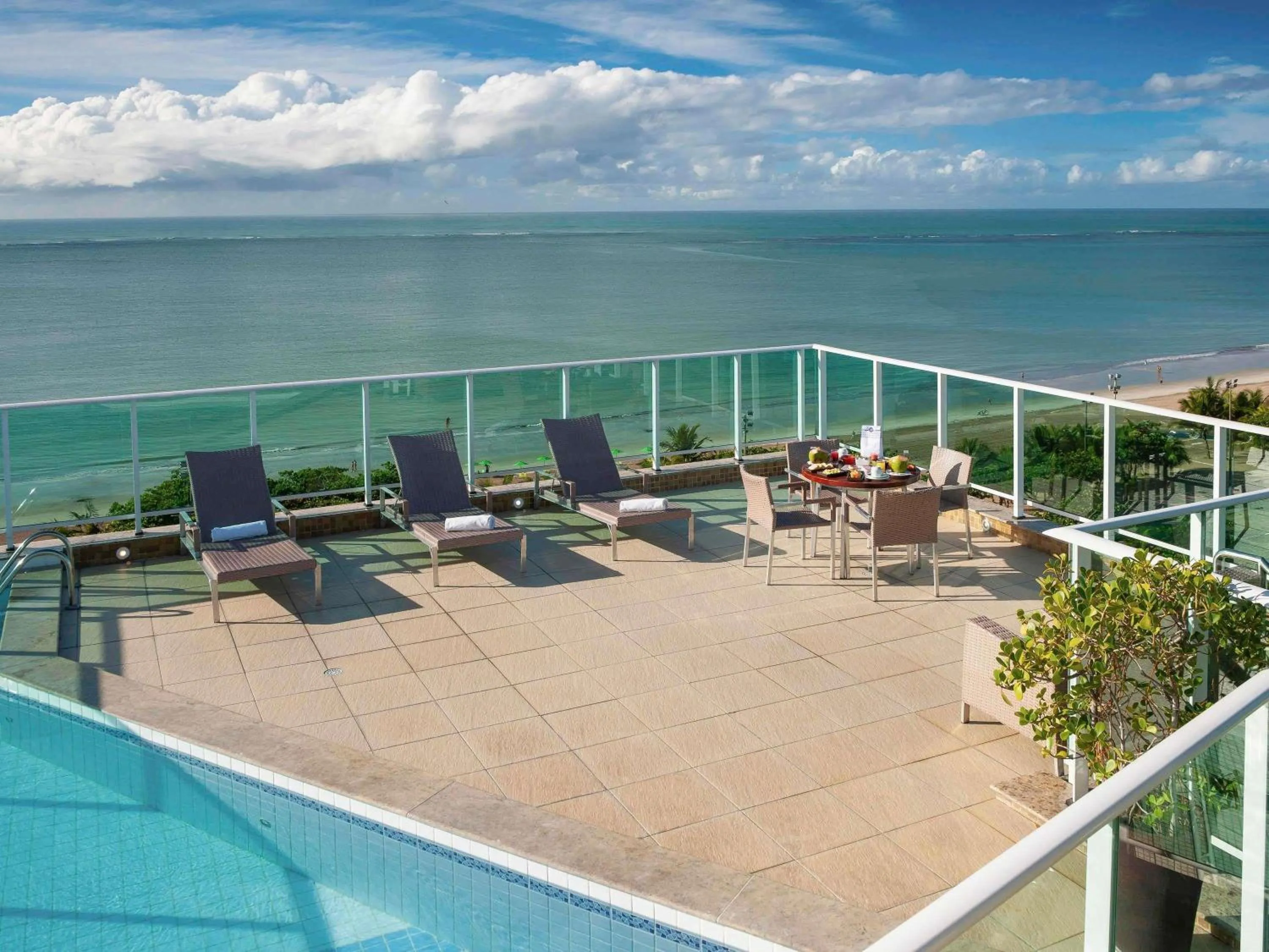 Pool view in Mercure Maceio Pajuçara
