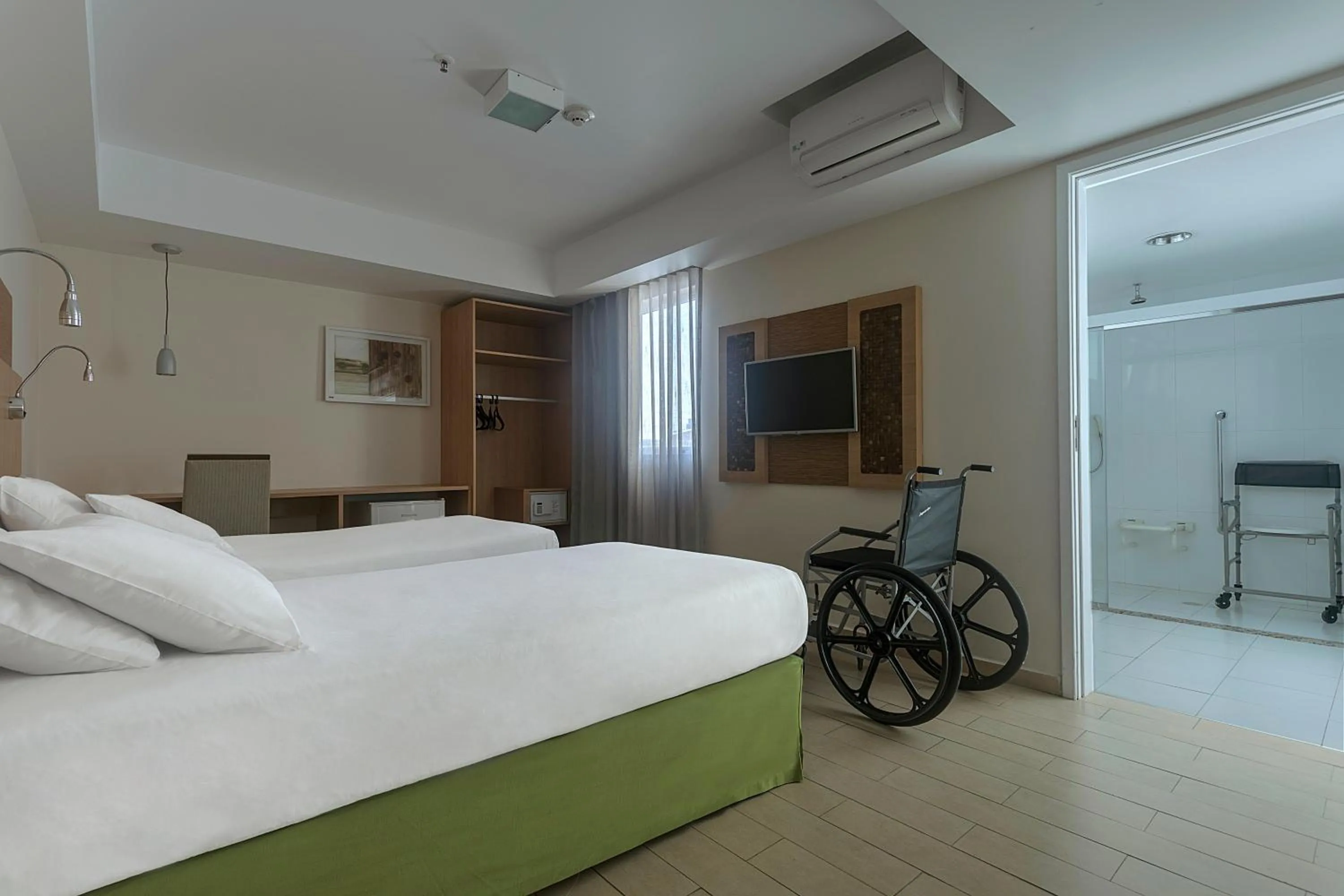 View (from property/room), Bed in Mercure Maceio Pajuçara