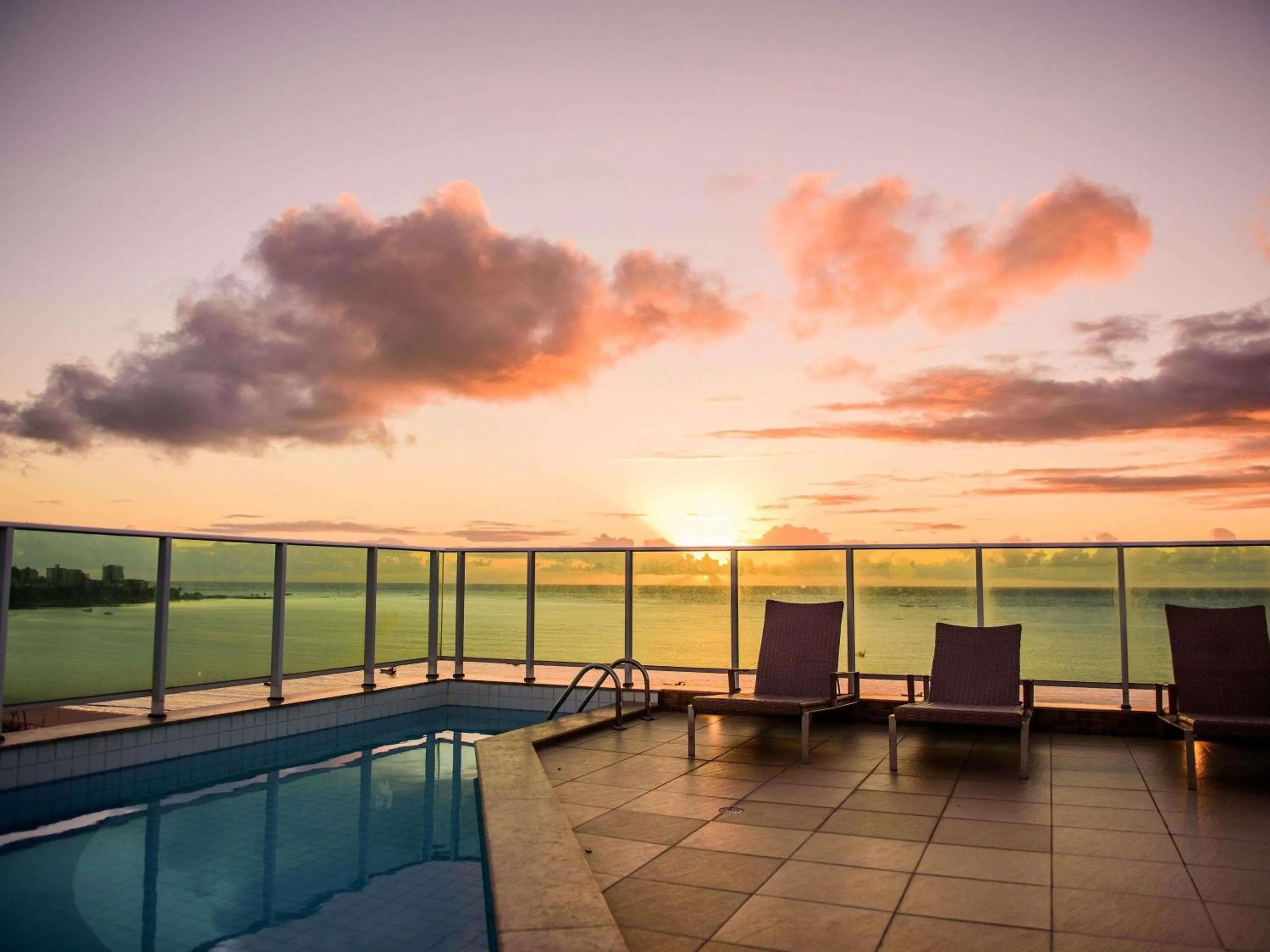 Pool view in Mercure Maceio Pajuçara