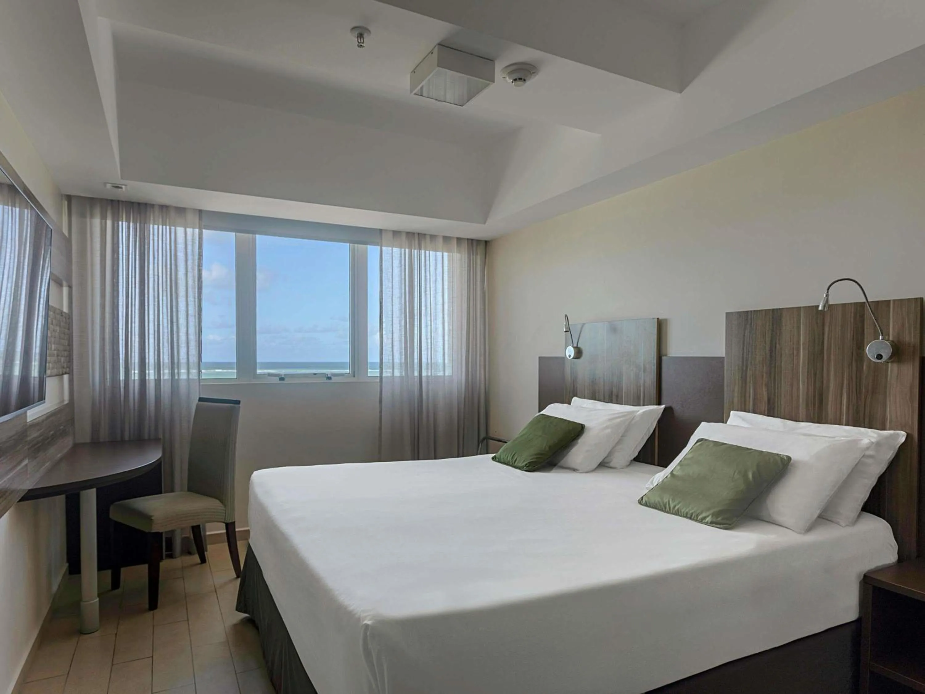 Property building, Bed in Mercure Maceio Pajuçara