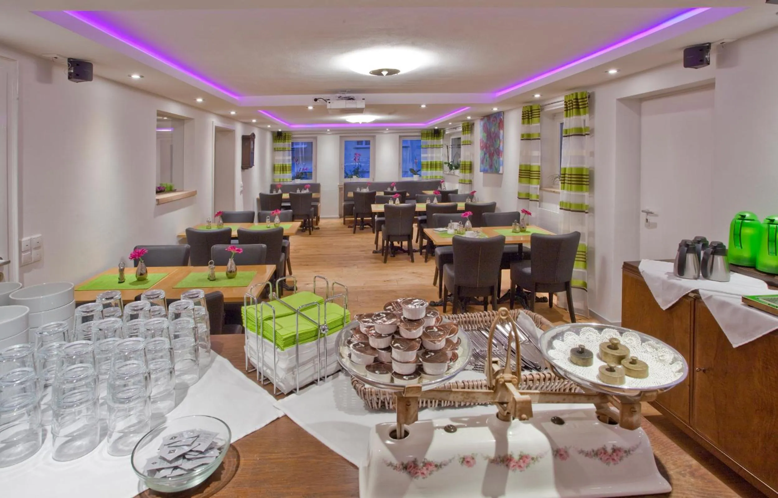 Restaurant/places to eat in La Maison Vintage