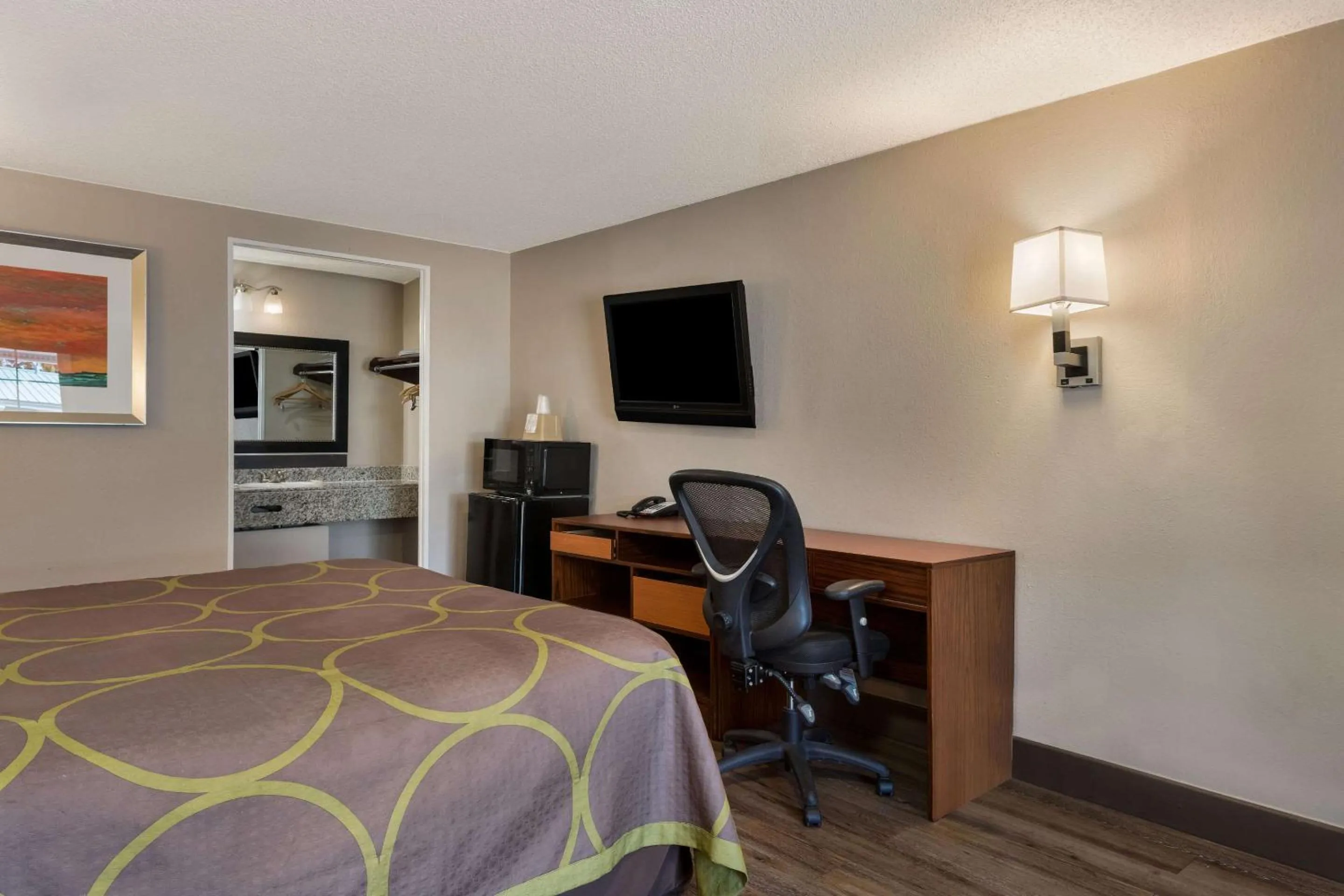 Bedroom, Bed in Rodeway Inn Charlotte Airport Area