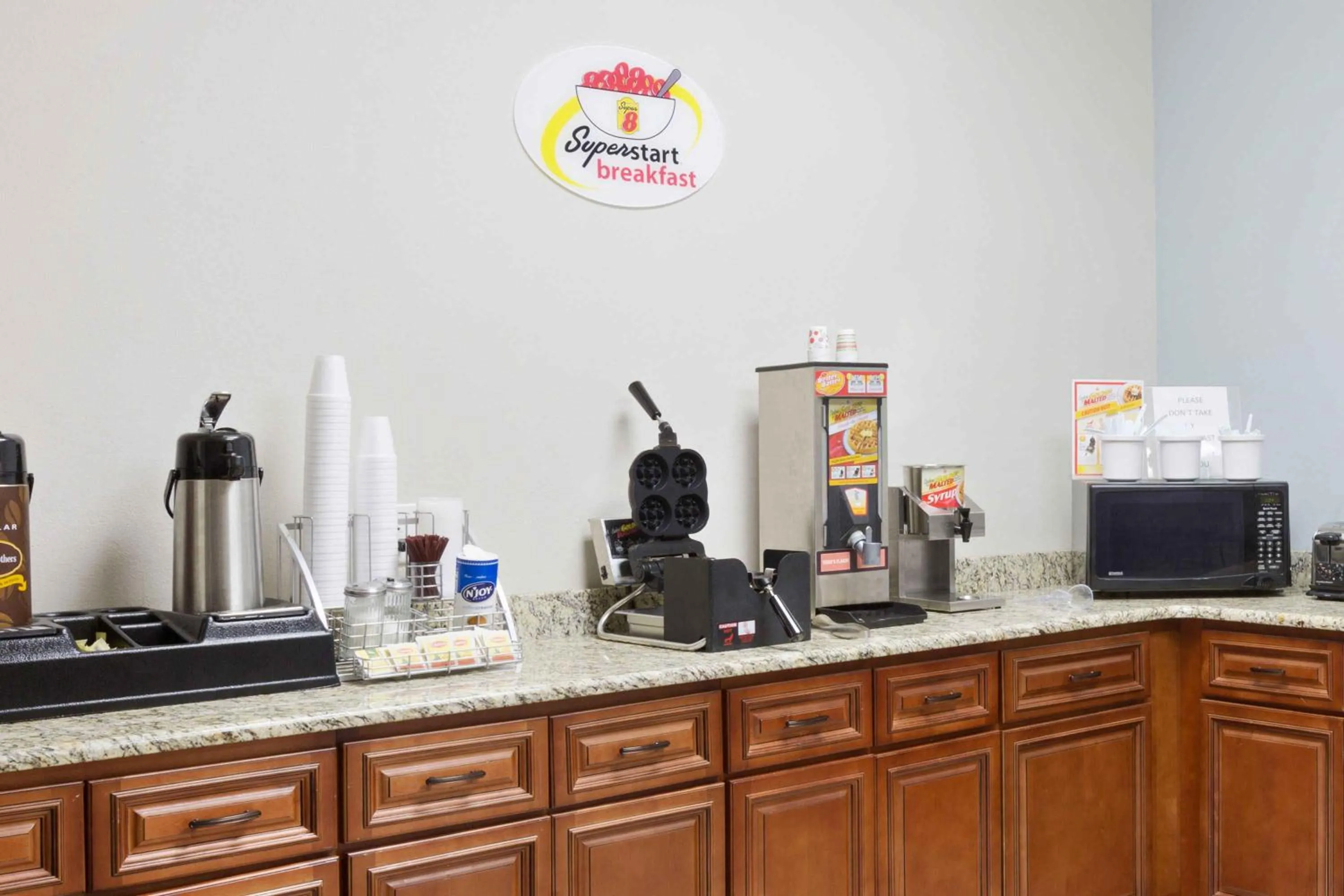 Coffee/tea facilities in Rodeway Inn Charlotte Airport Area