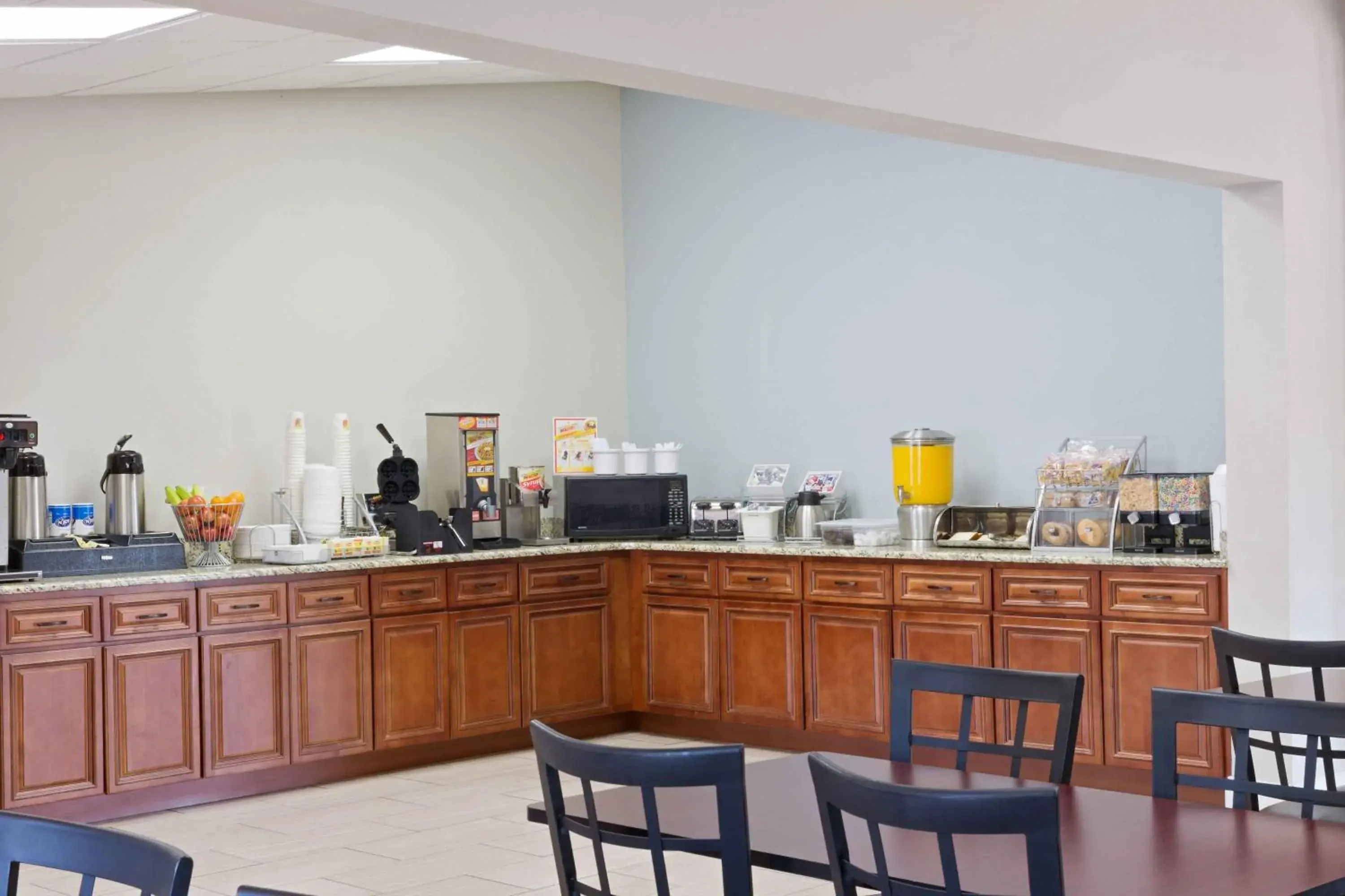 Breakfast in Rodeway Inn Charlotte Airport Area Breakfast in Rodeway Inn Charlotte Airport Area