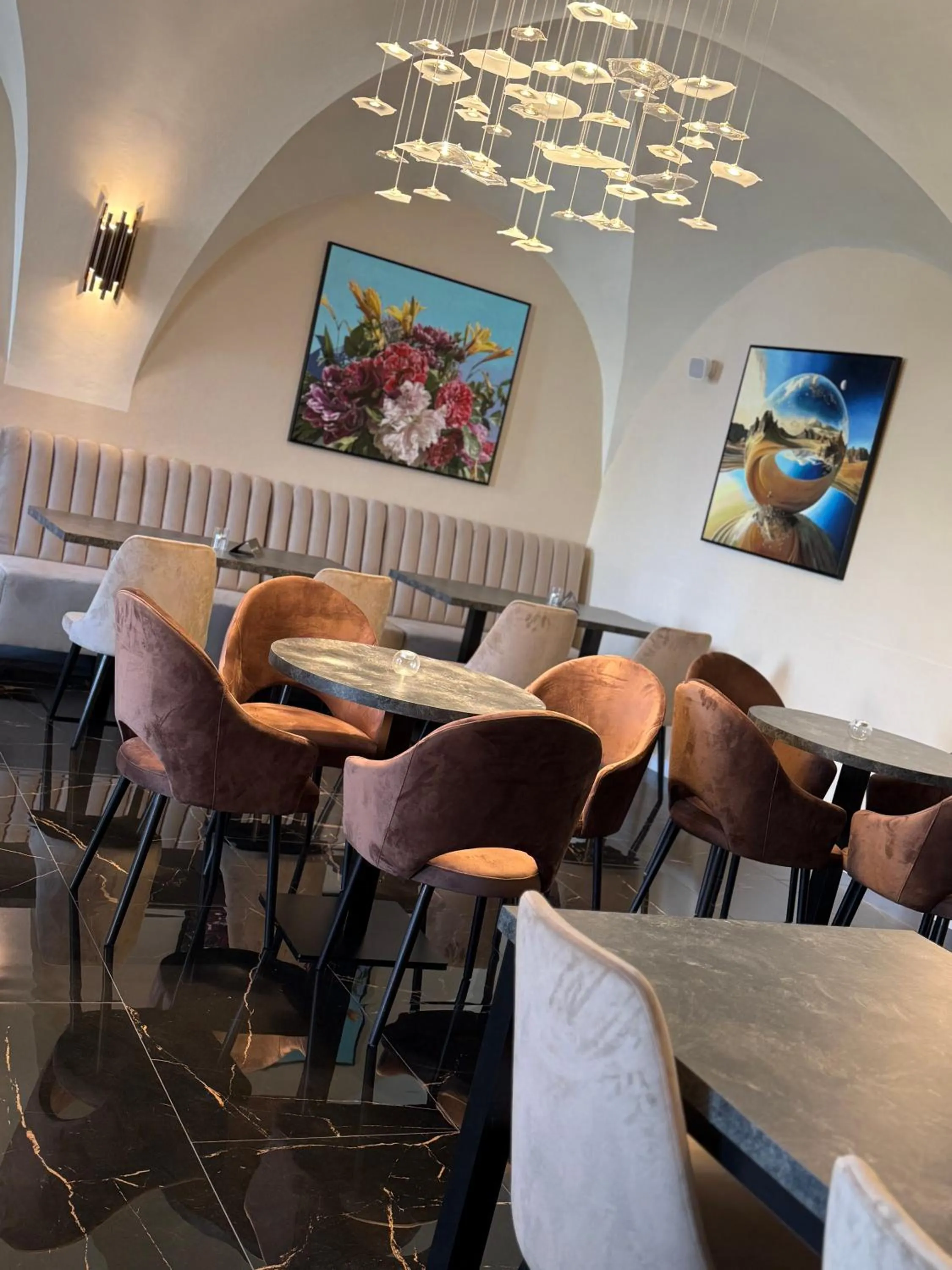 Restaurant/places to eat in Hotel Jelen