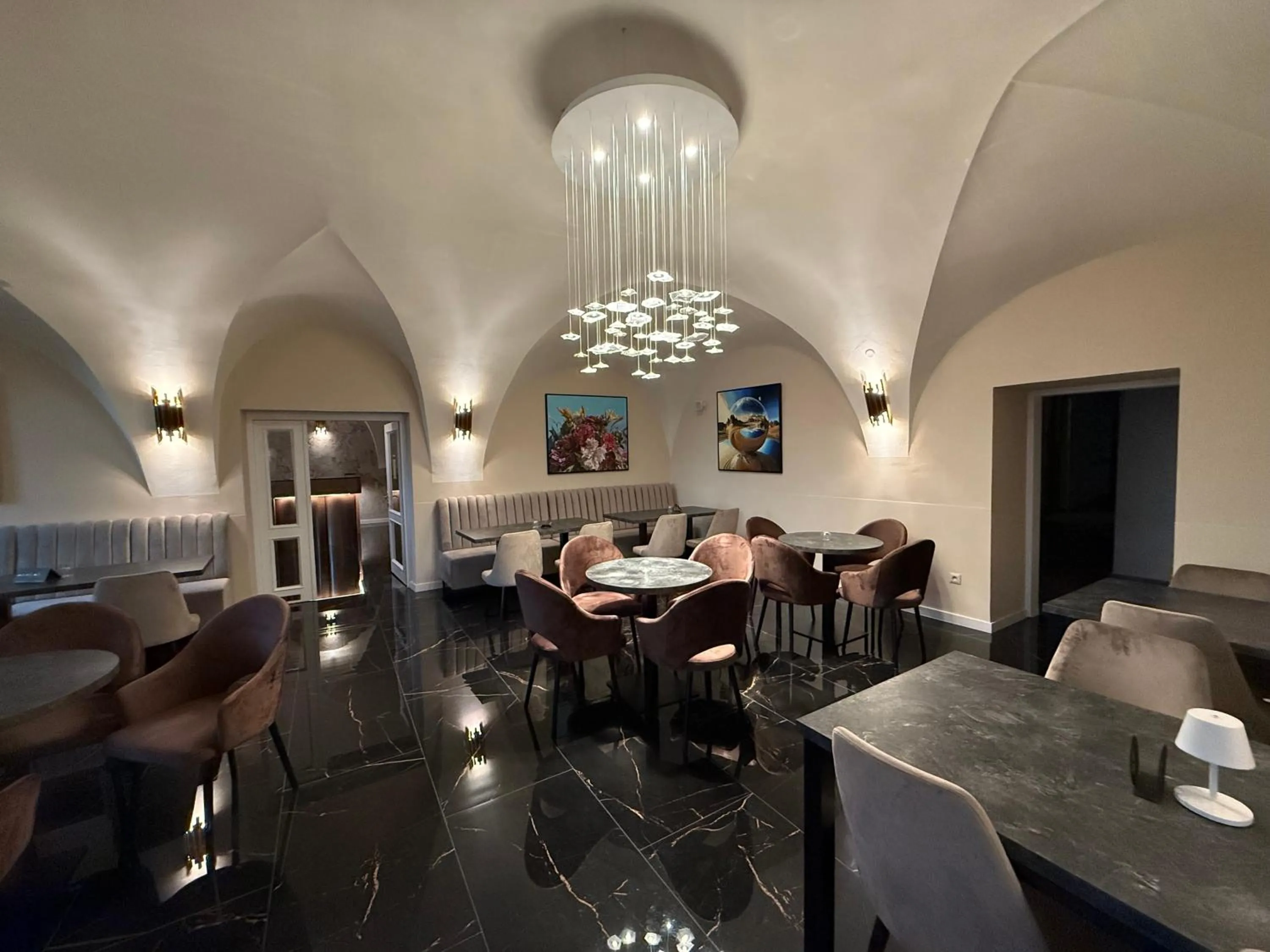 Restaurant/places to eat in Hotel Jelen