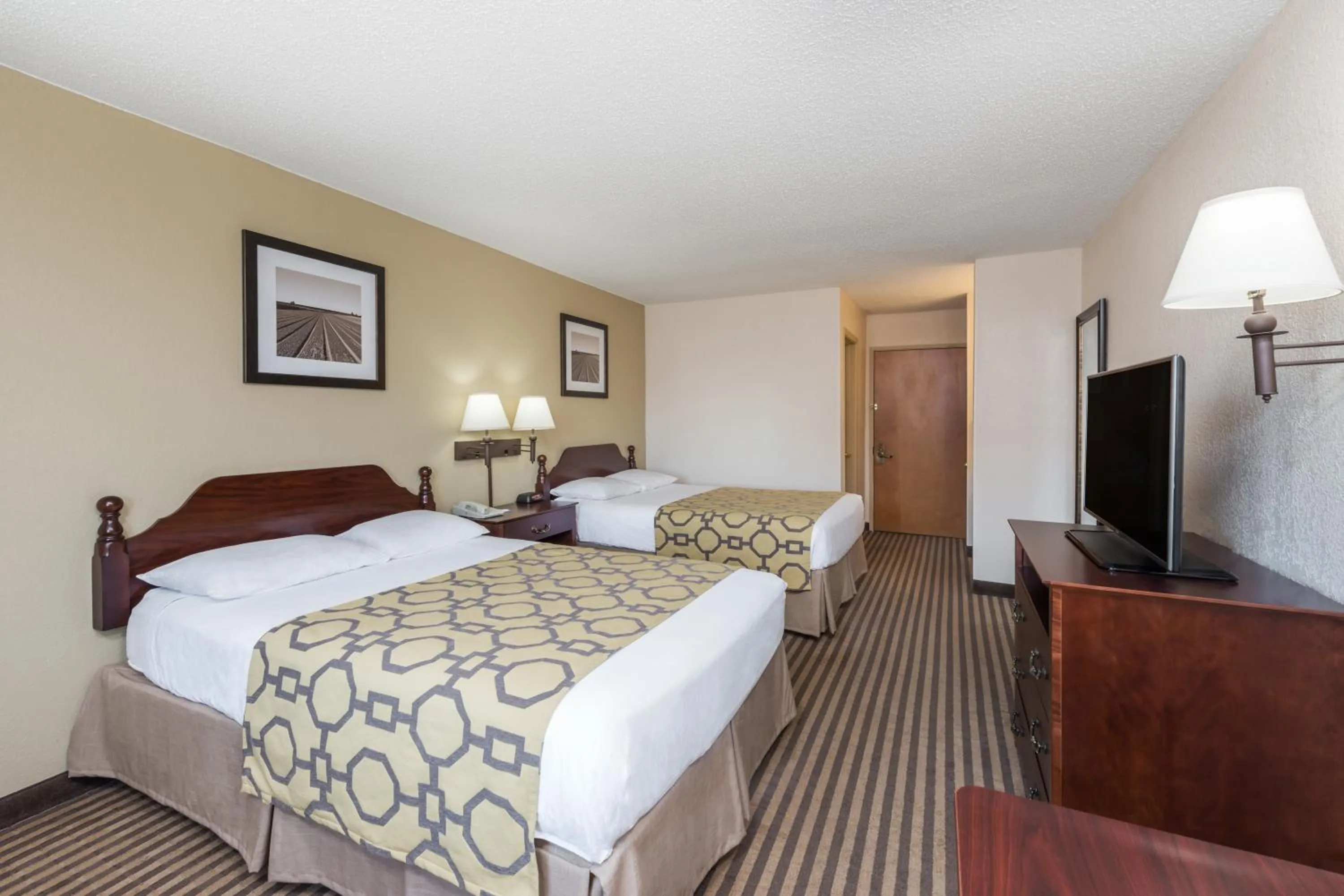 Bedroom in Baymont by Wyndham Metropolis