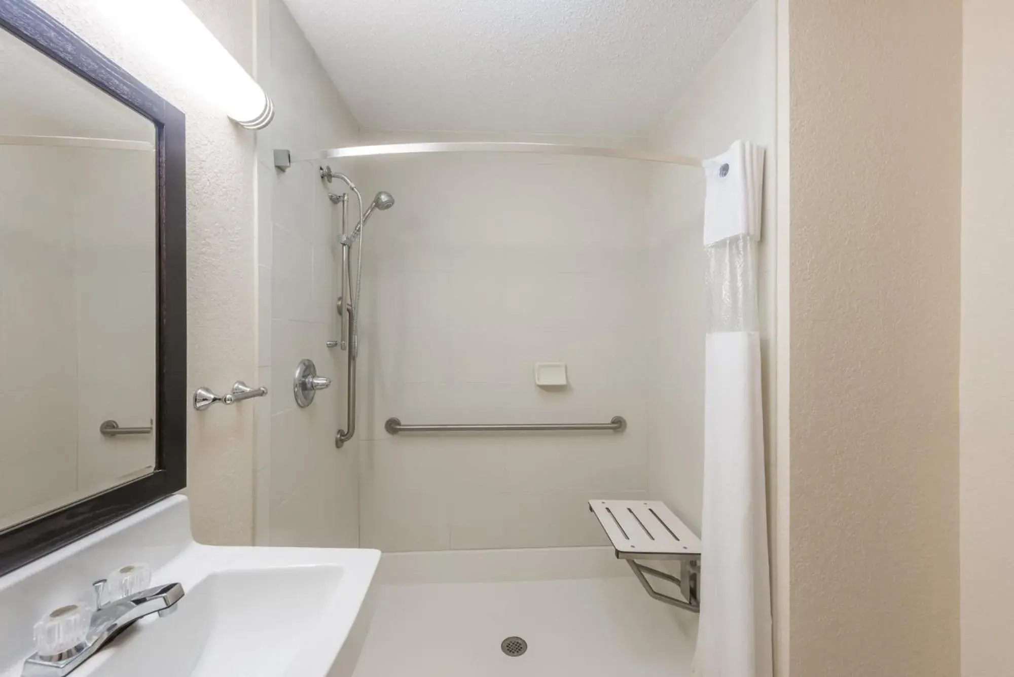Shower, Bathroom in Baymont by Wyndham Metropolis