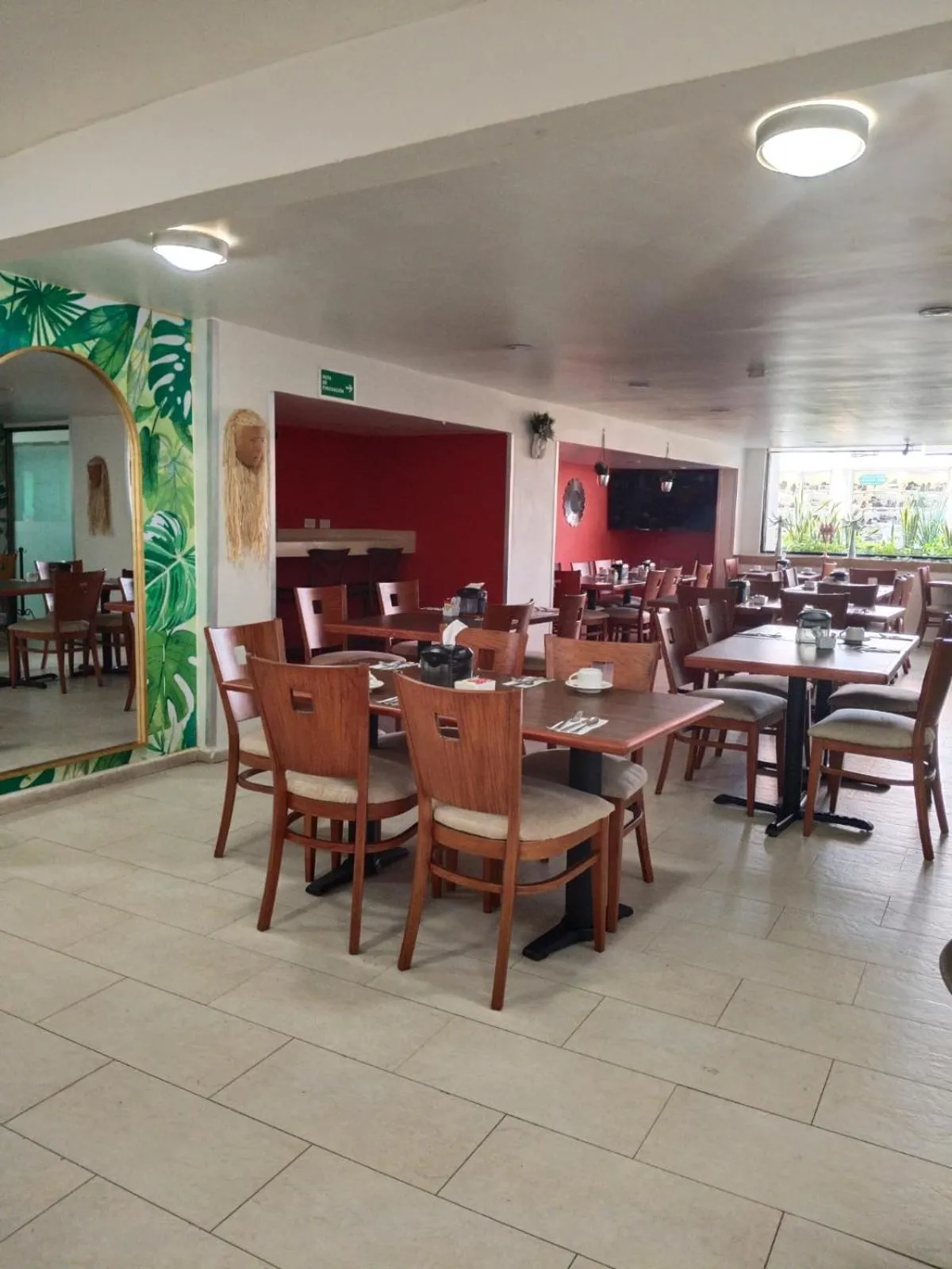 Restaurant/places to eat in Hotel Urban Express