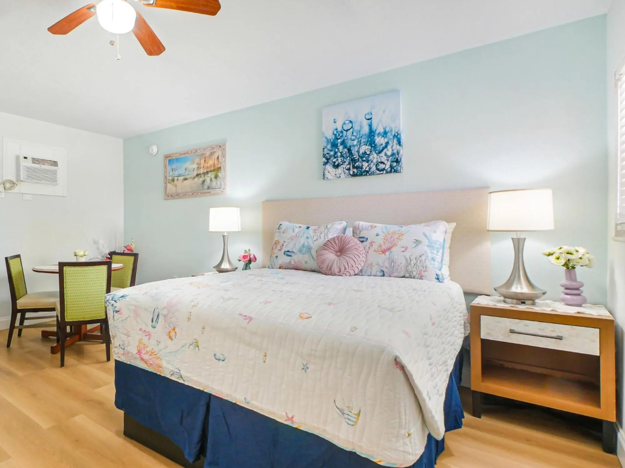 Bed in Bella Sirena Inn