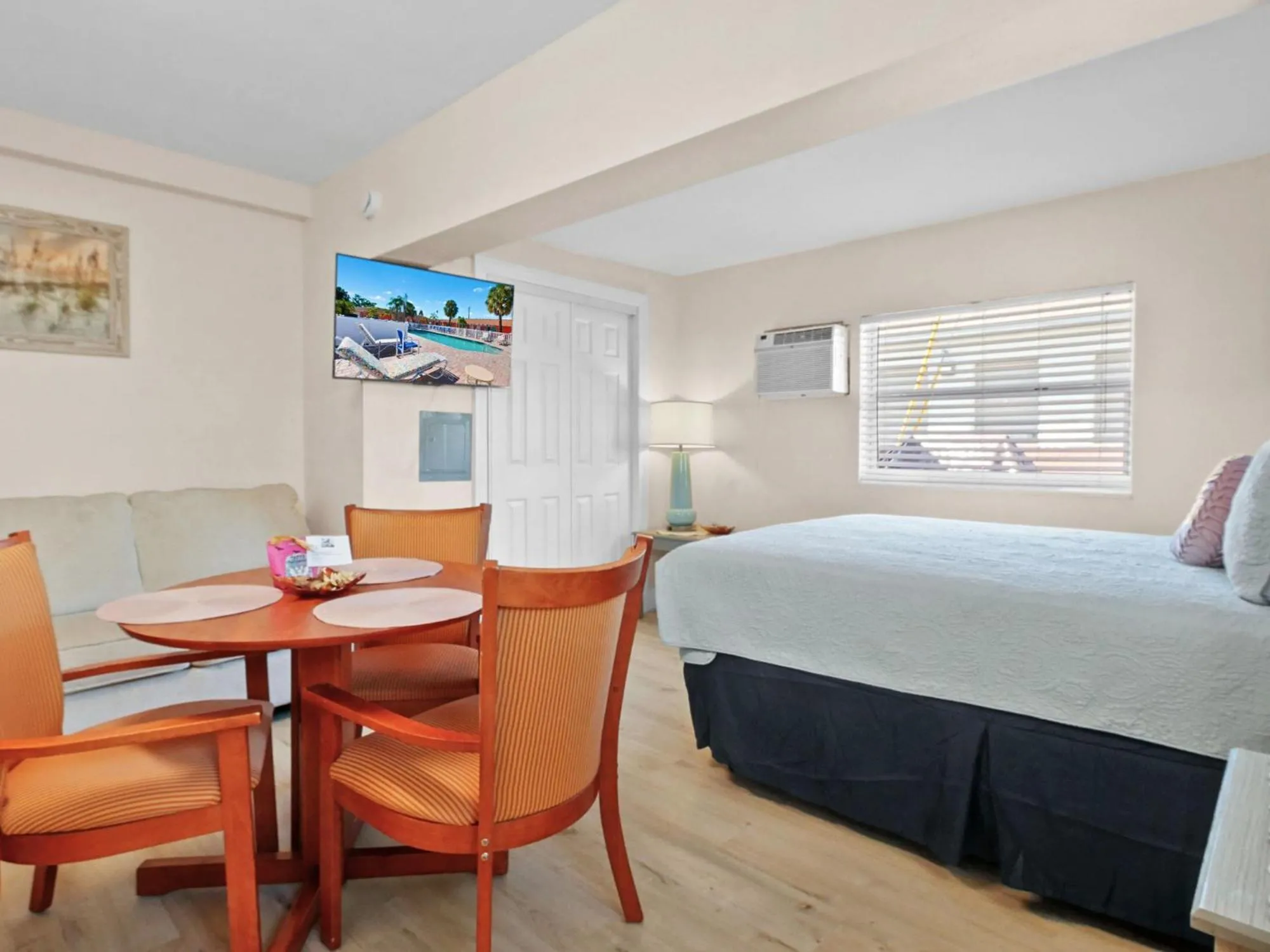 Bed in Bella Sirena Inn