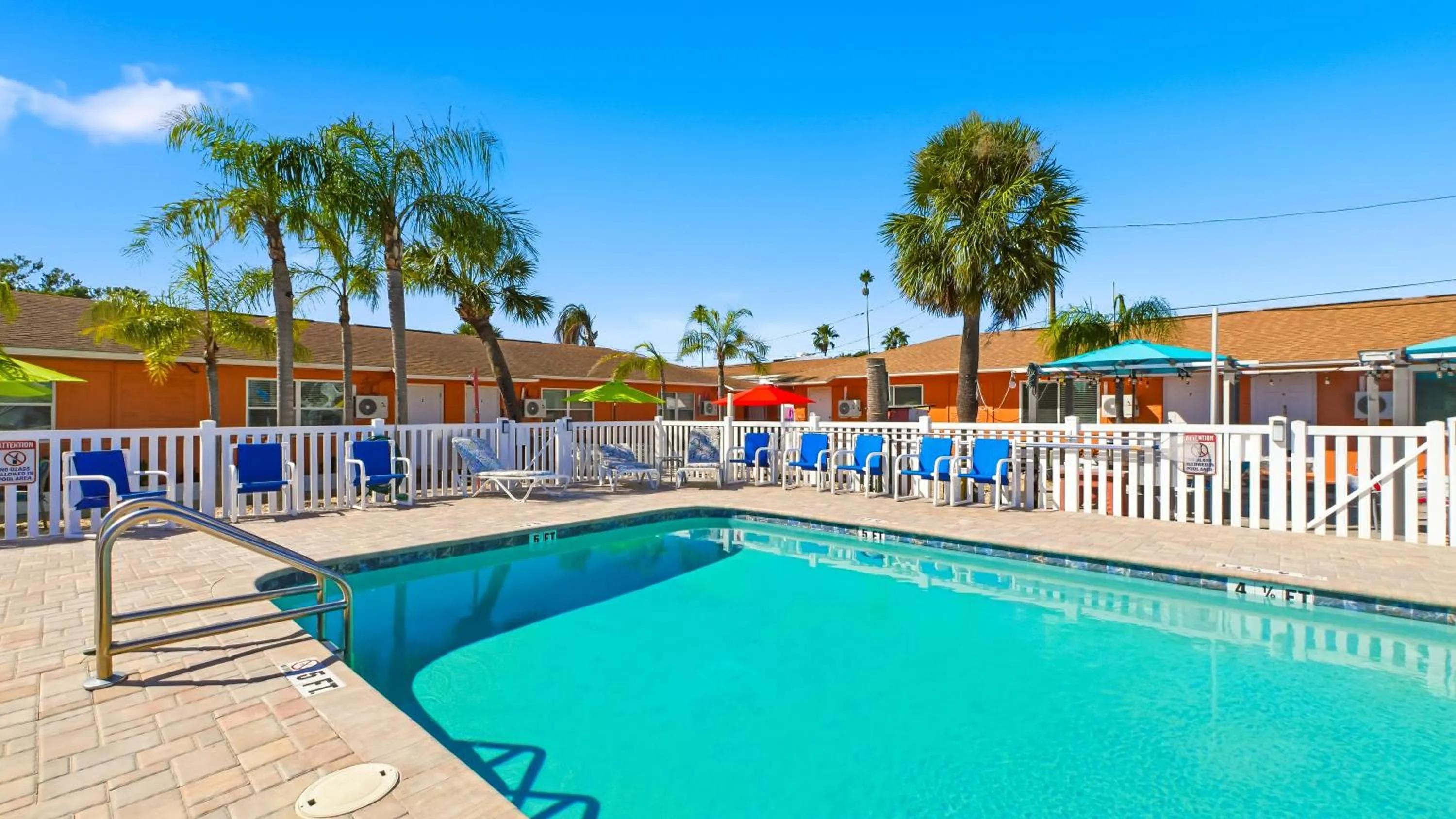 Swimming pool in Bella Sirena Inn