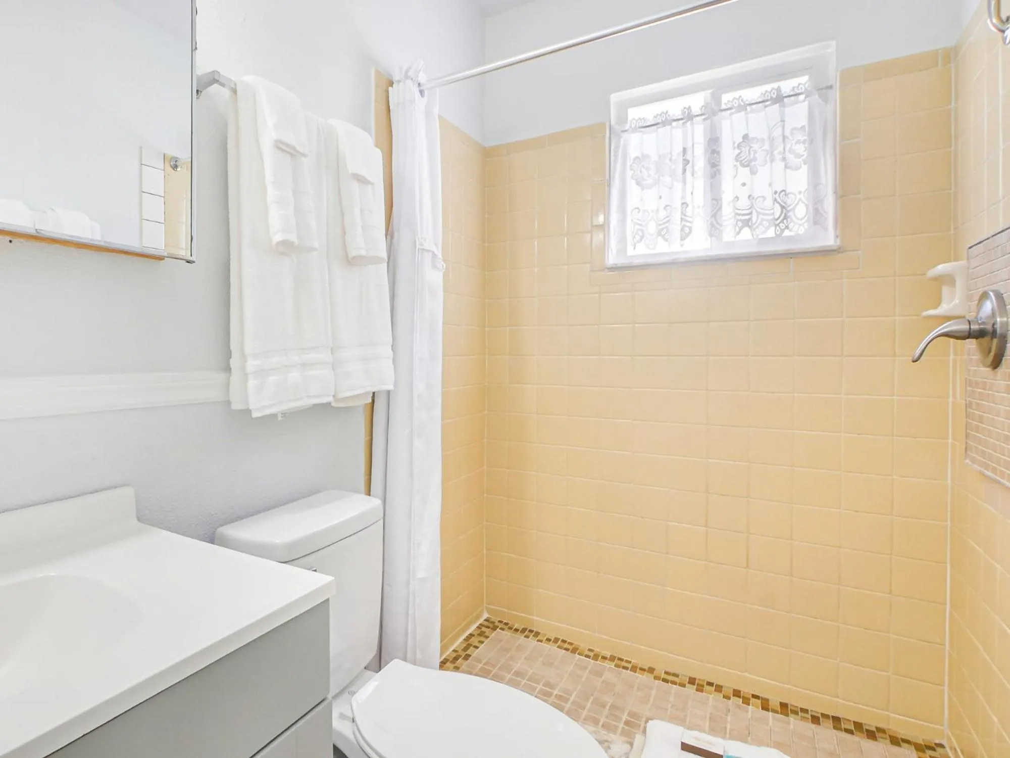 Shower in Bella Sirena Inn