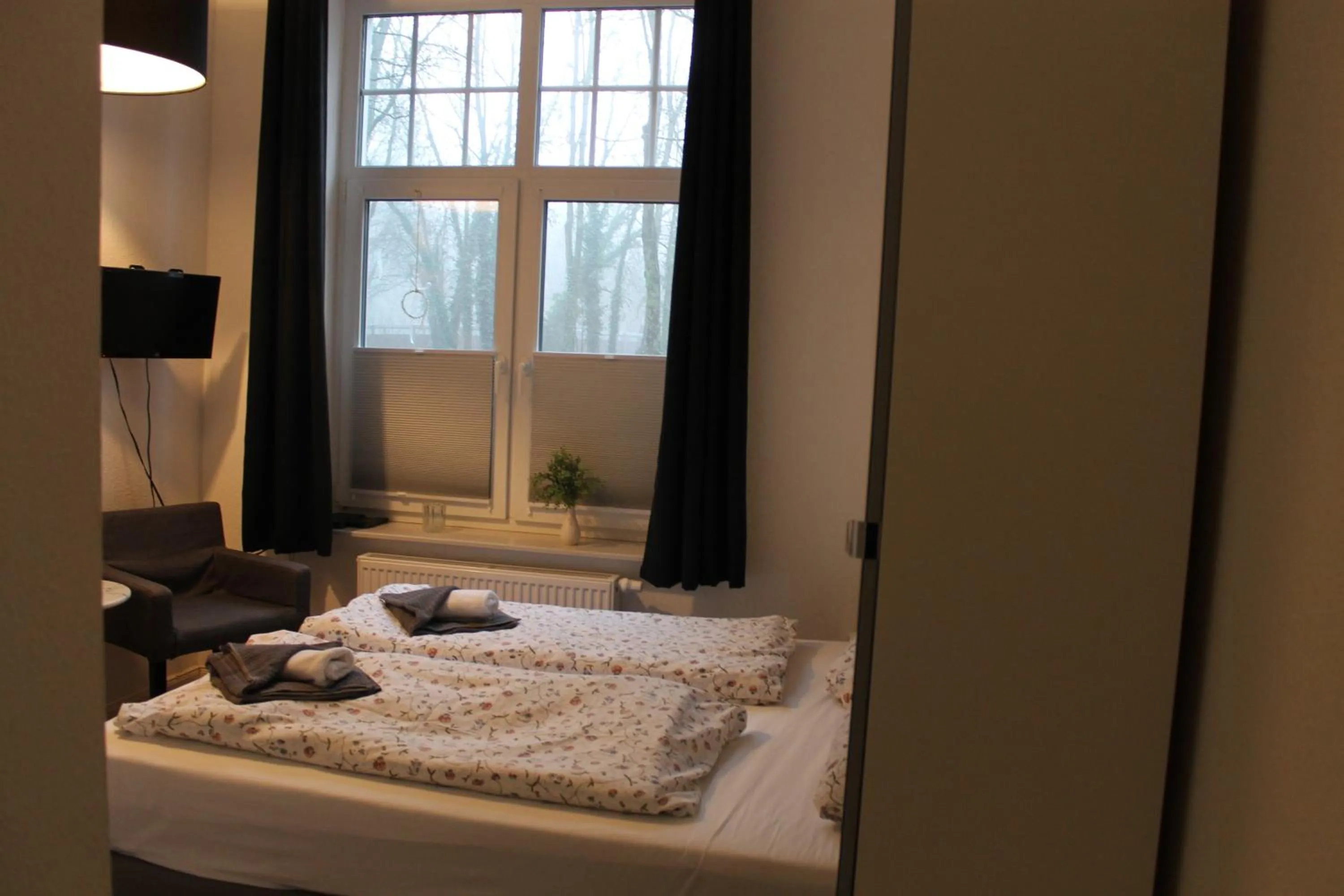 Bedroom, Bed in Apartment am Wall