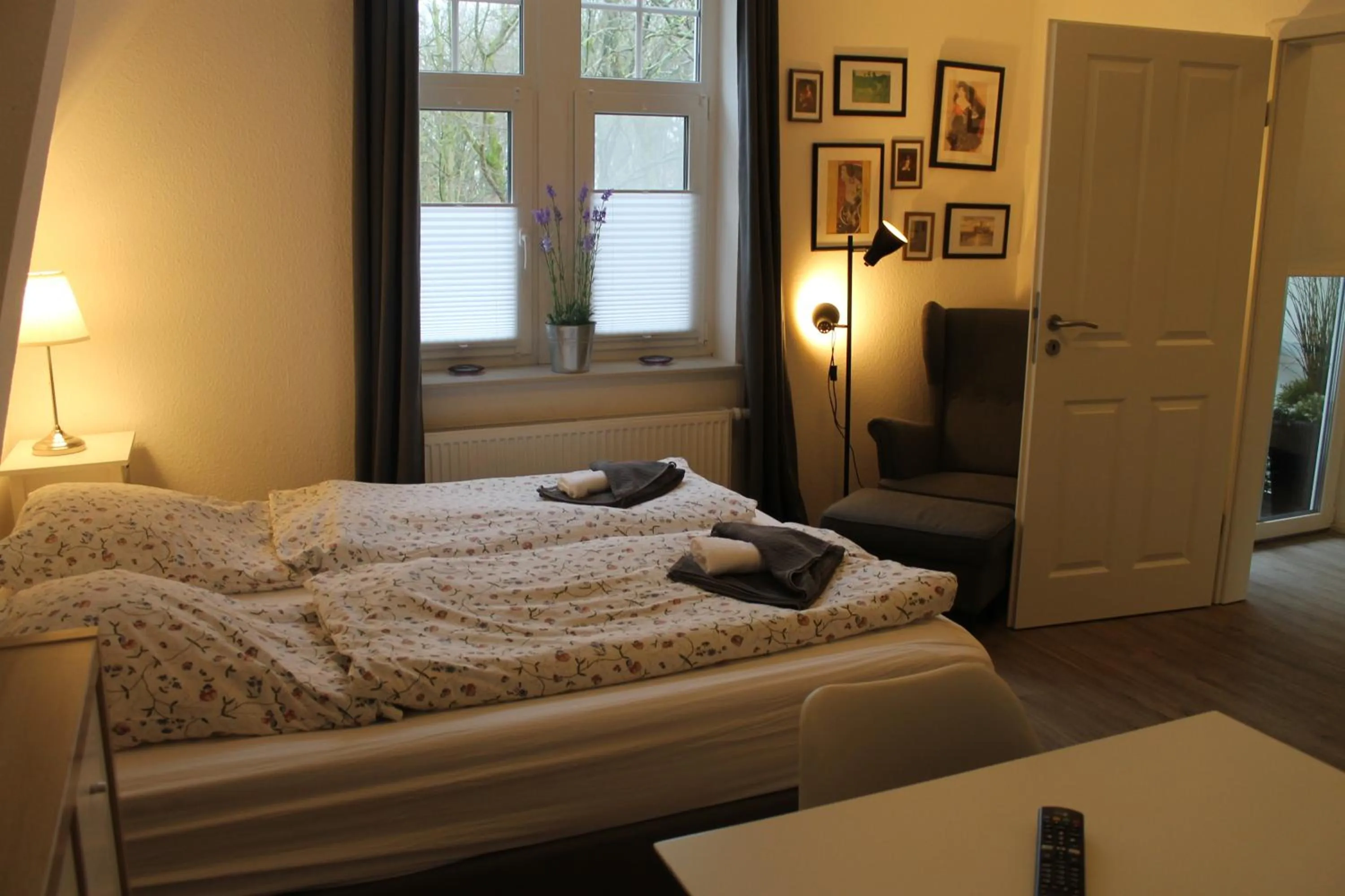 Bedroom, Bed in Apartment am Wall