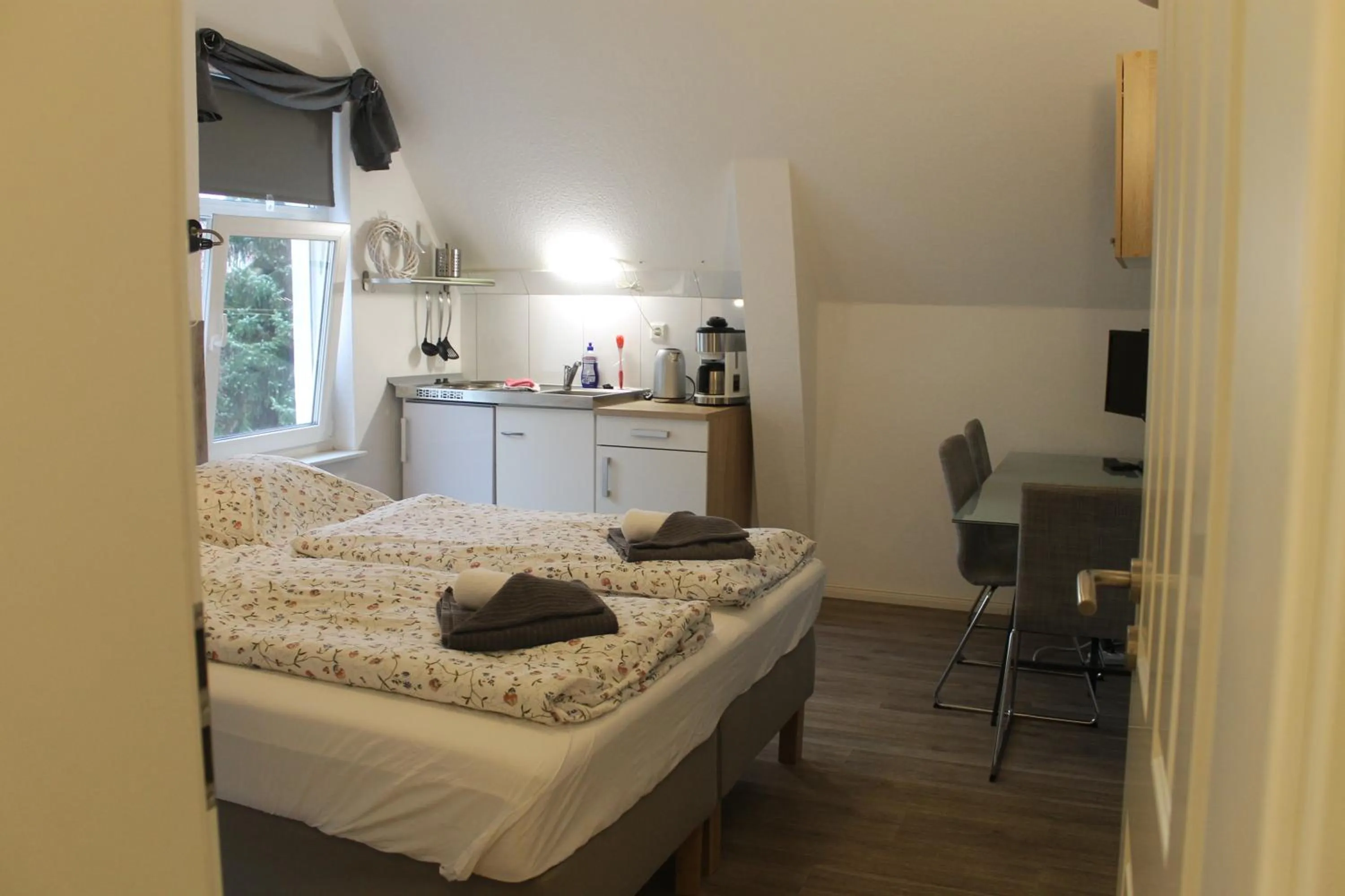 Bedroom, Bed in Apartment am Wall