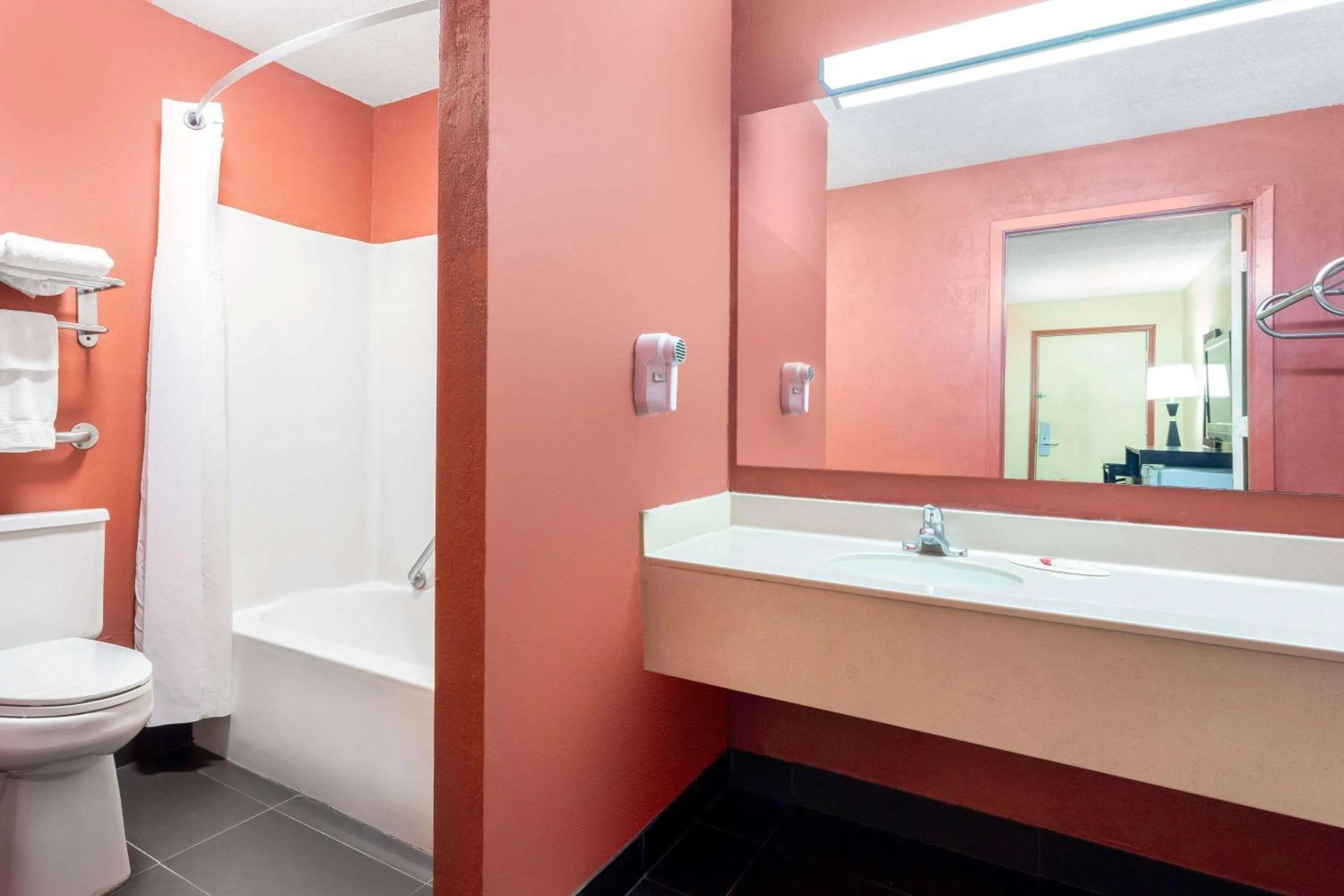 Bathroom in Travelodge by Wyndham Richmond IN