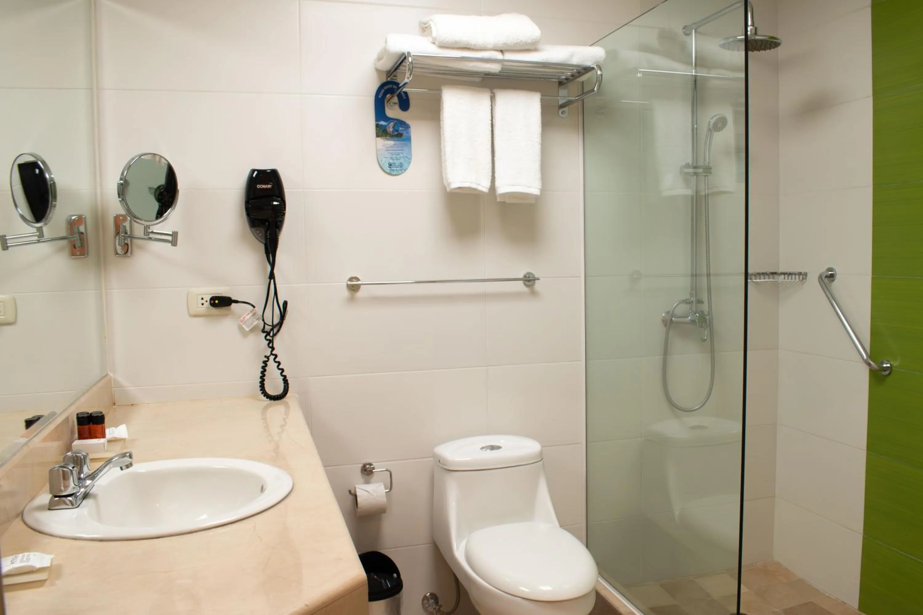 Shower in Grand Hotel Guayaquil, an Ascend Collection Hotel
