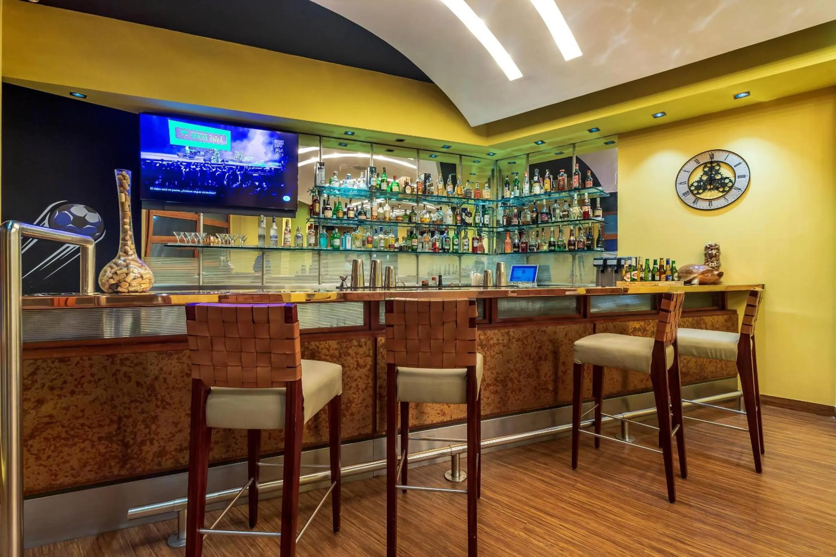 Lounge or bar in Grand Hotel Guayaquil, an Ascend Collection Hotel
