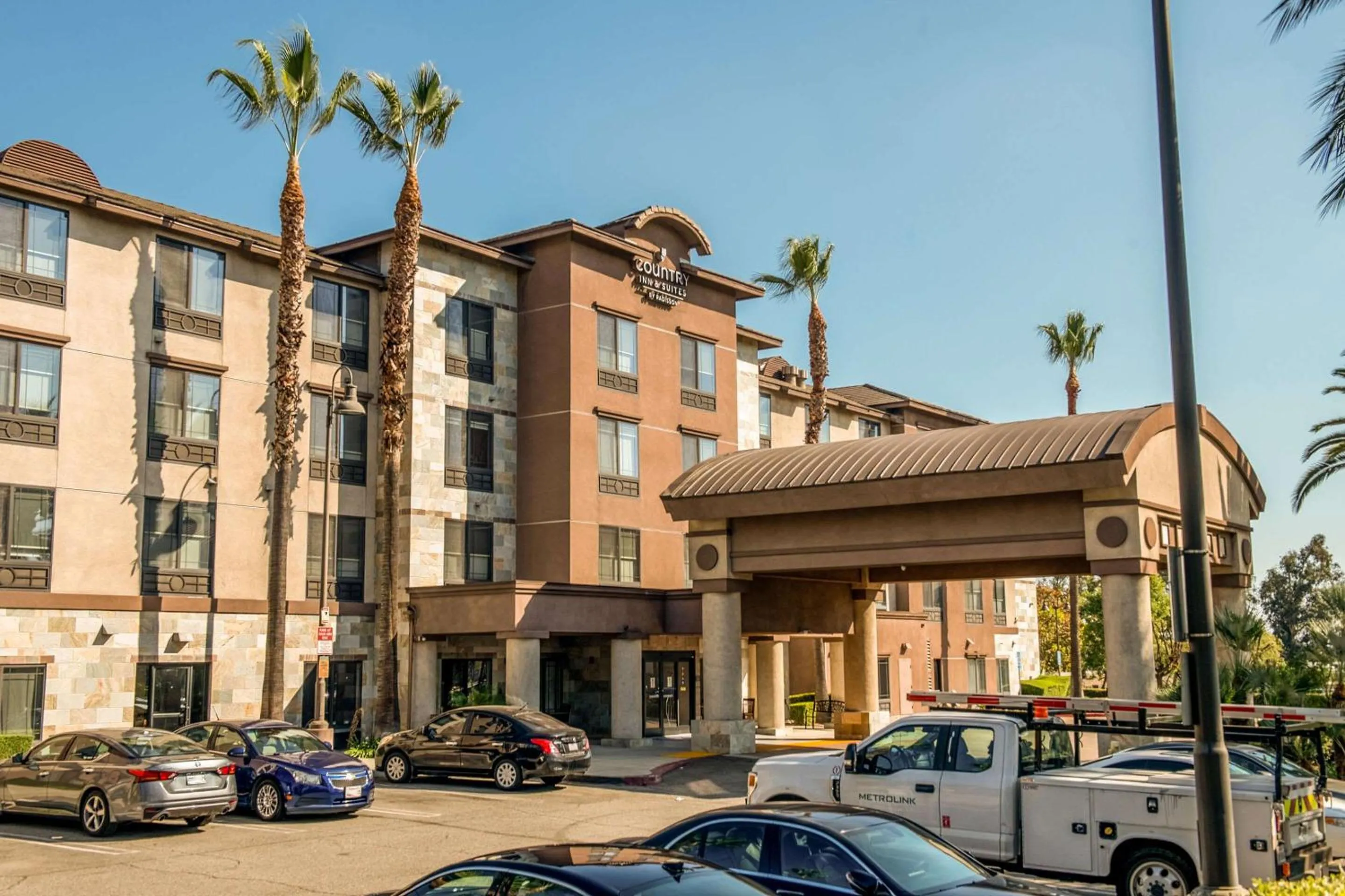 Property building in Country Inn & Suites by Radisson, Ontario at Ontario Mills, CA