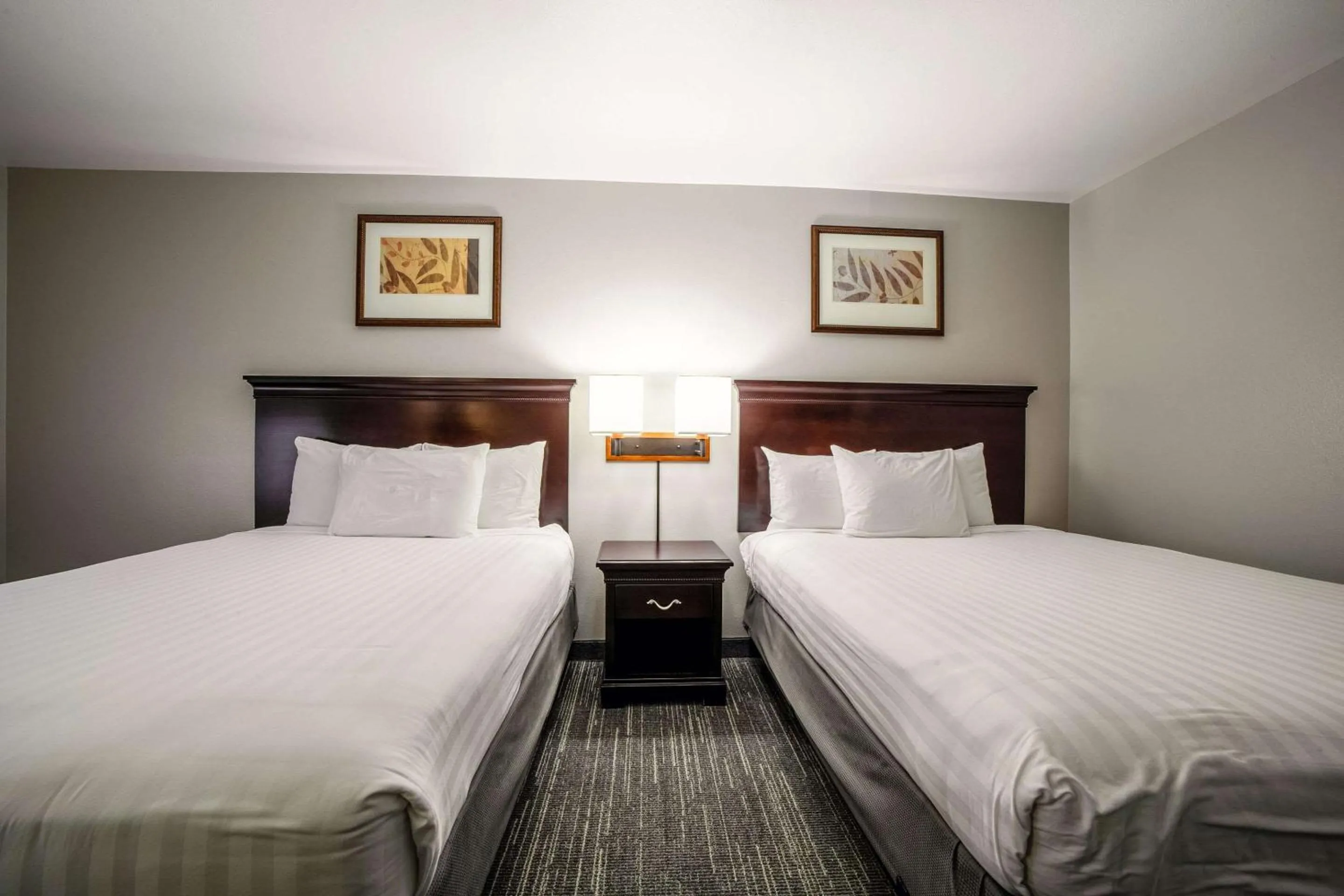 Bedroom, Bed in Country Inn & Suites by Radisson, Ontario at Ontario Mills, CA