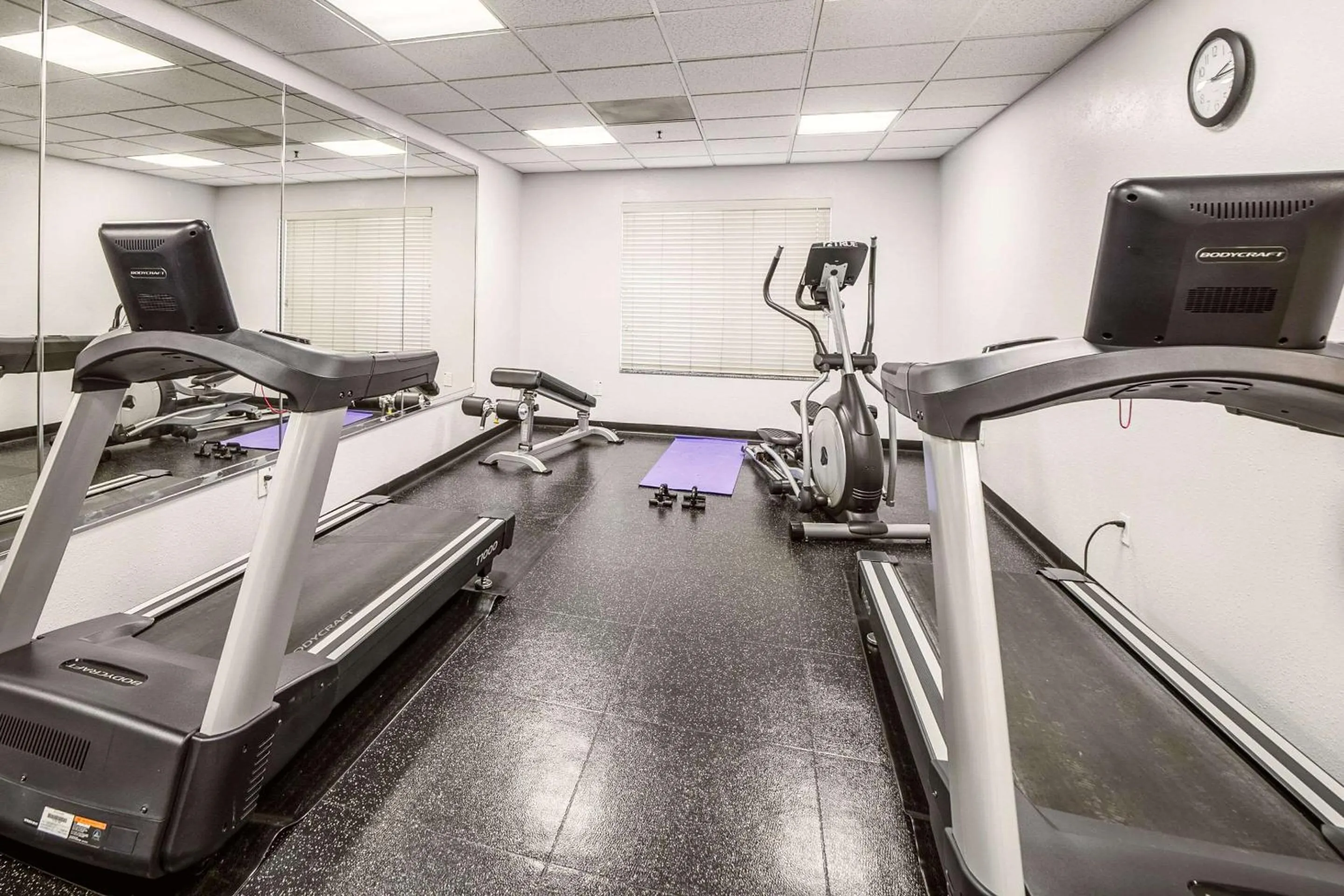 Fitness centre/facilities in Country Inn & Suites by Radisson, Ontario at Ontario Mills, CA