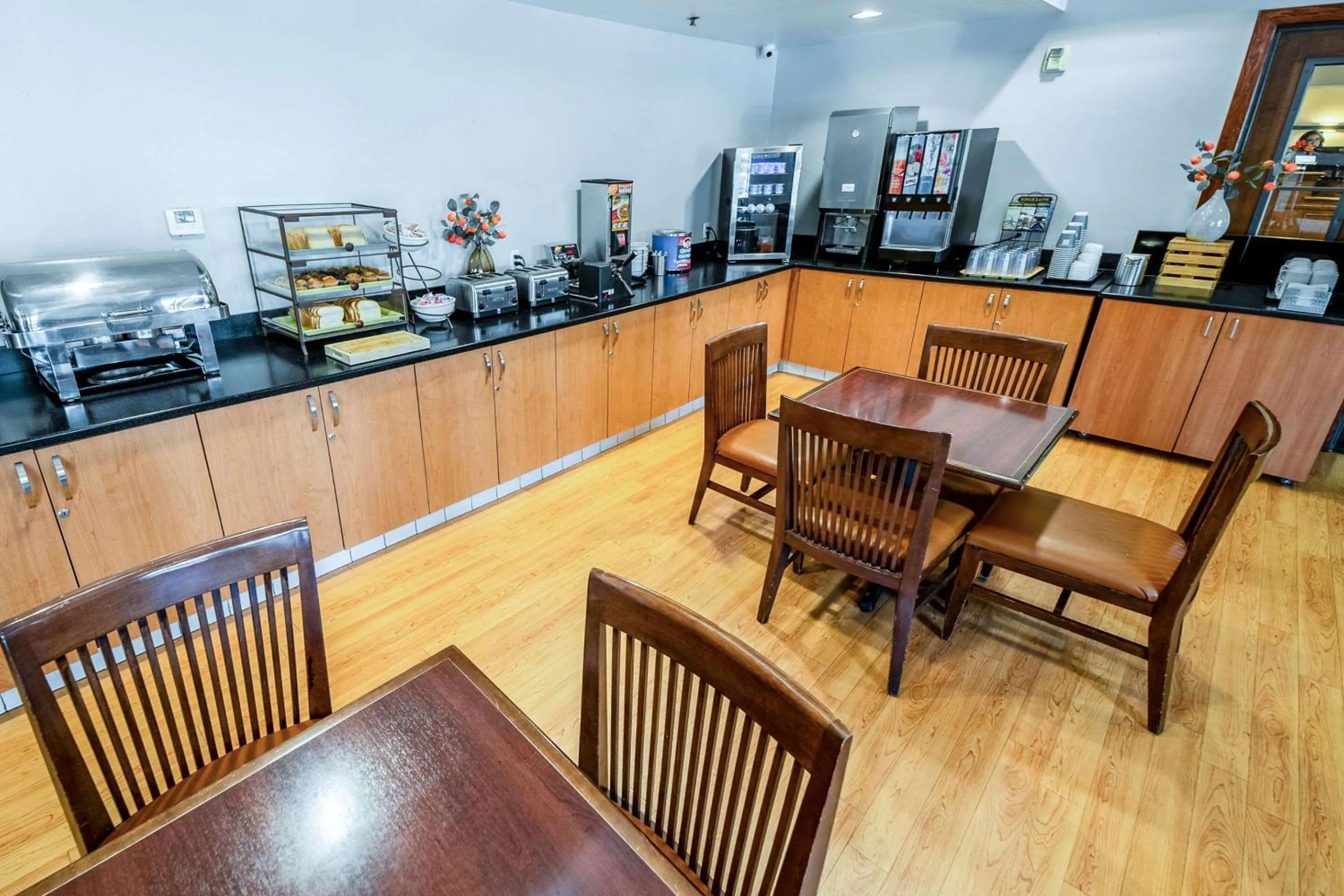 Breakfast in Country Inn & Suites by Radisson, Ontario at Ontario Mills, CA