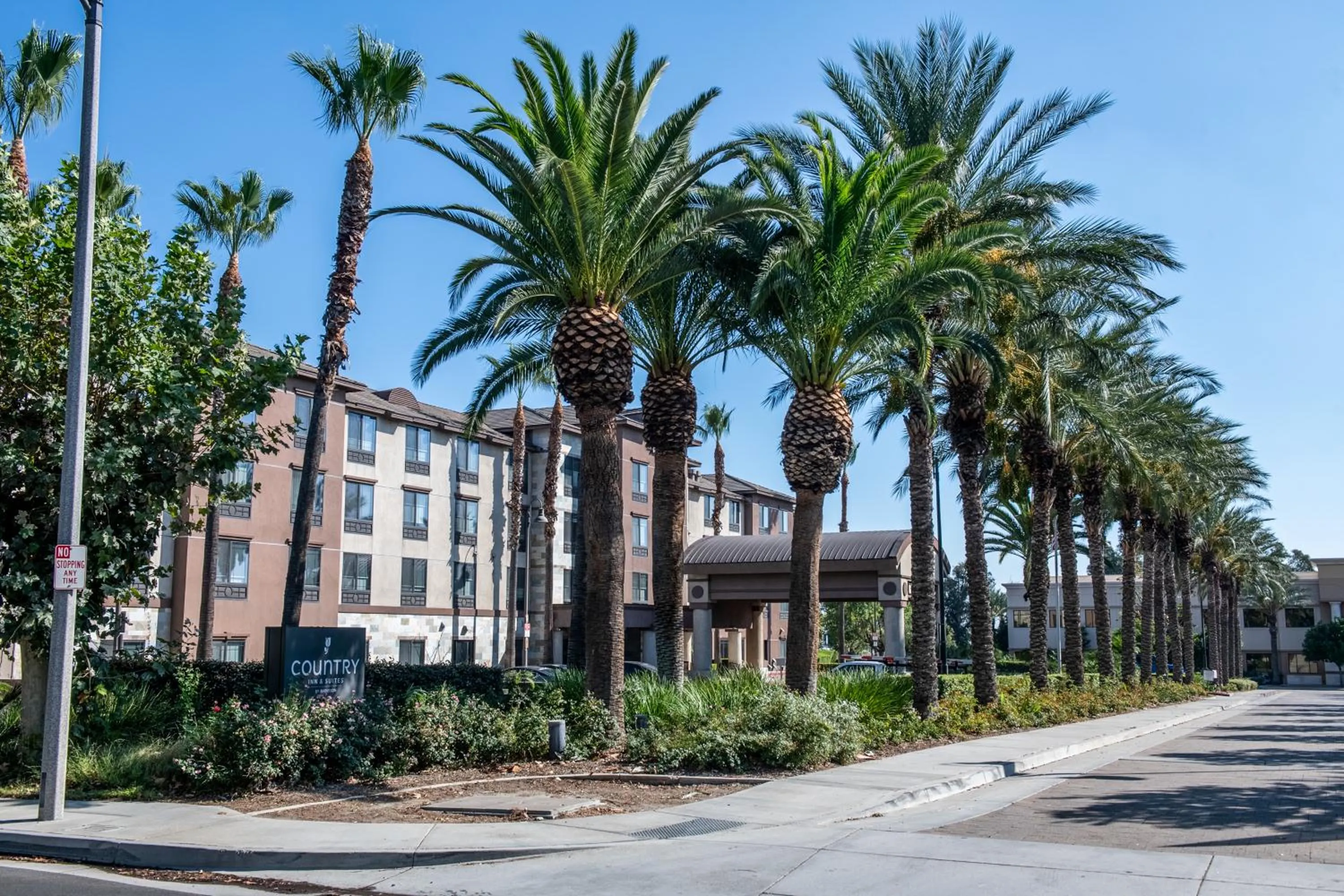 Property building in Country Inn & Suites by Radisson, Ontario at Ontario Mills, CA