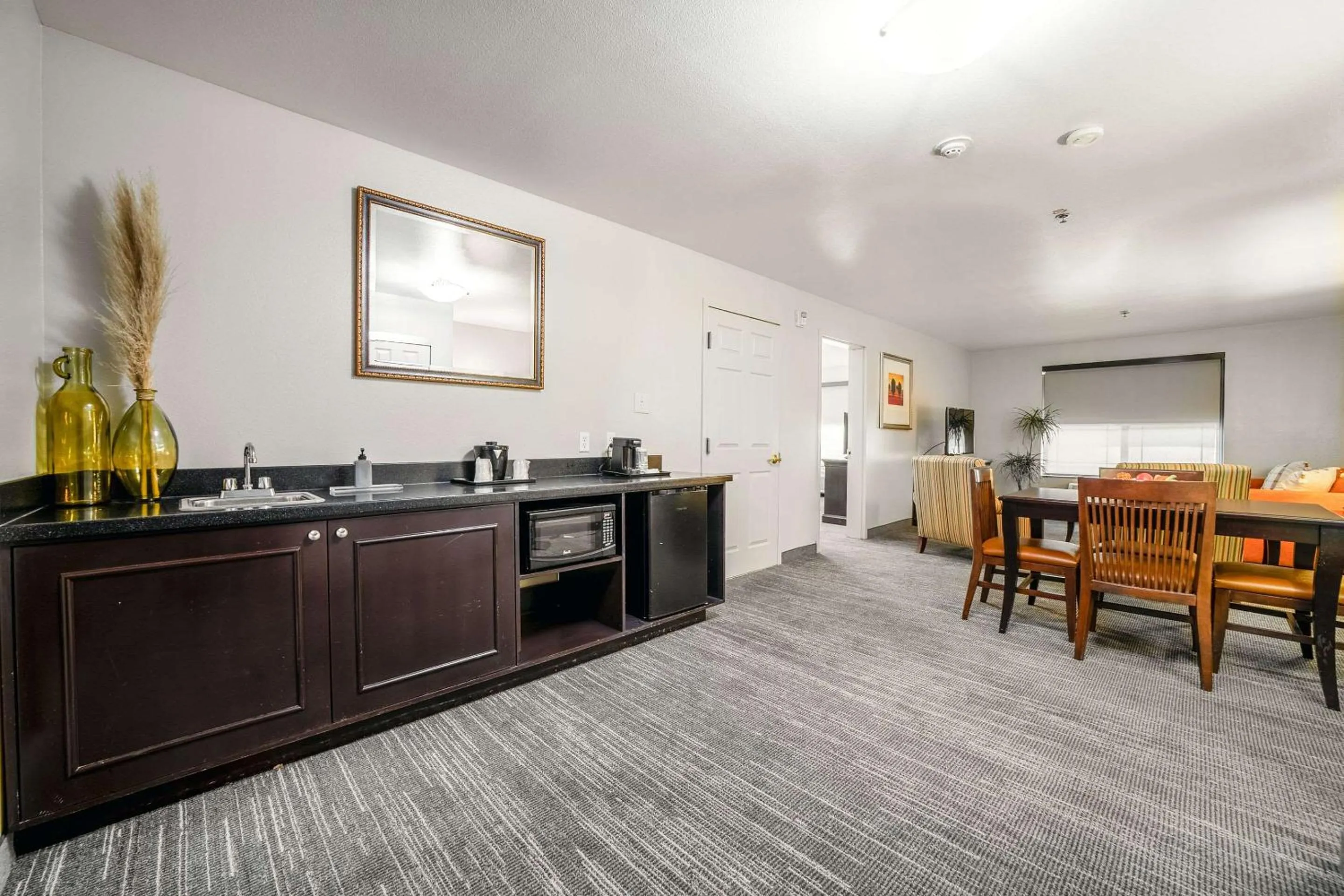 Bedroom in Country Inn & Suites by Radisson, Ontario at Ontario Mills, CA