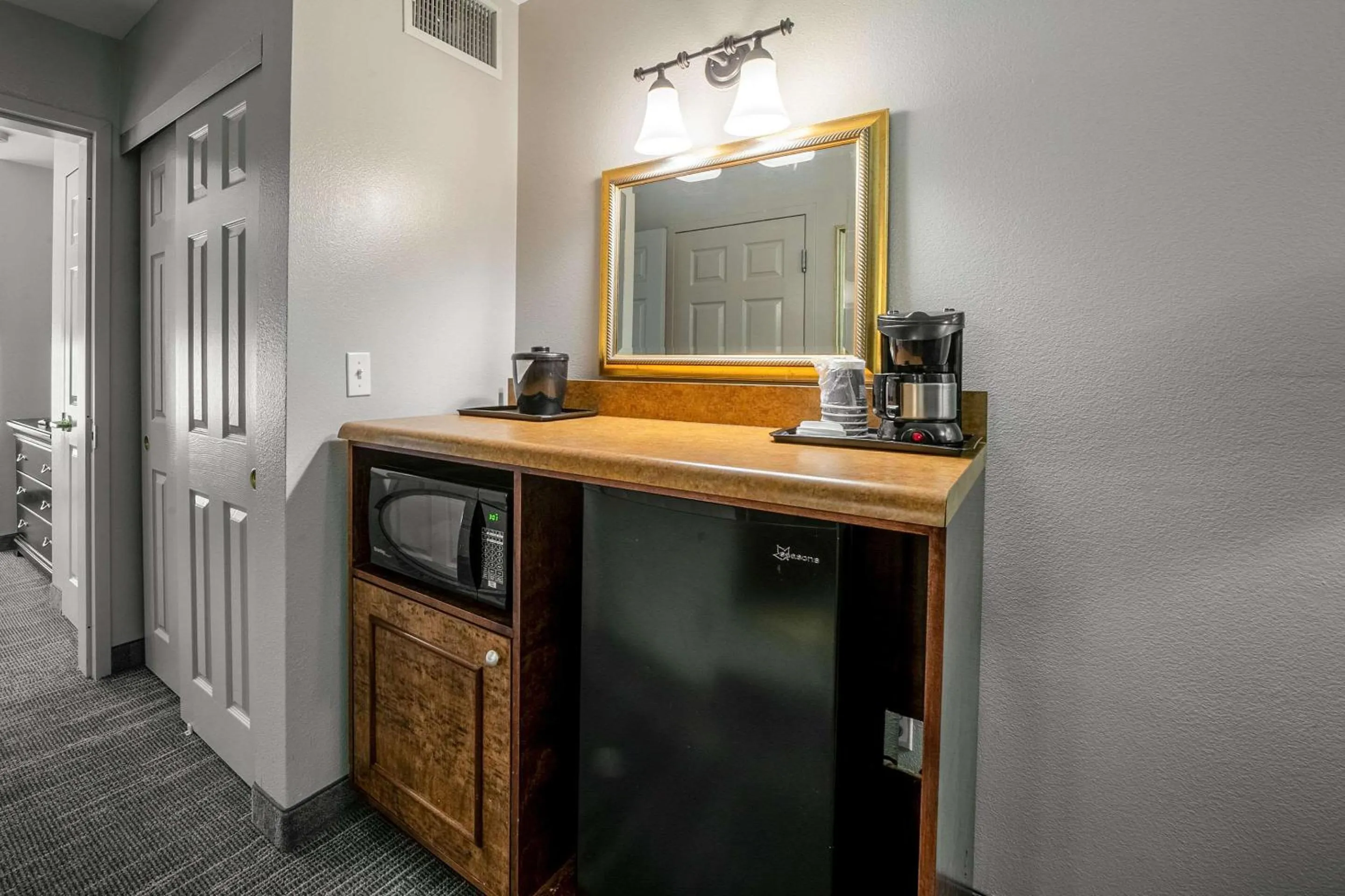 Bedroom in Country Inn & Suites by Radisson, Ontario at Ontario Mills, CA