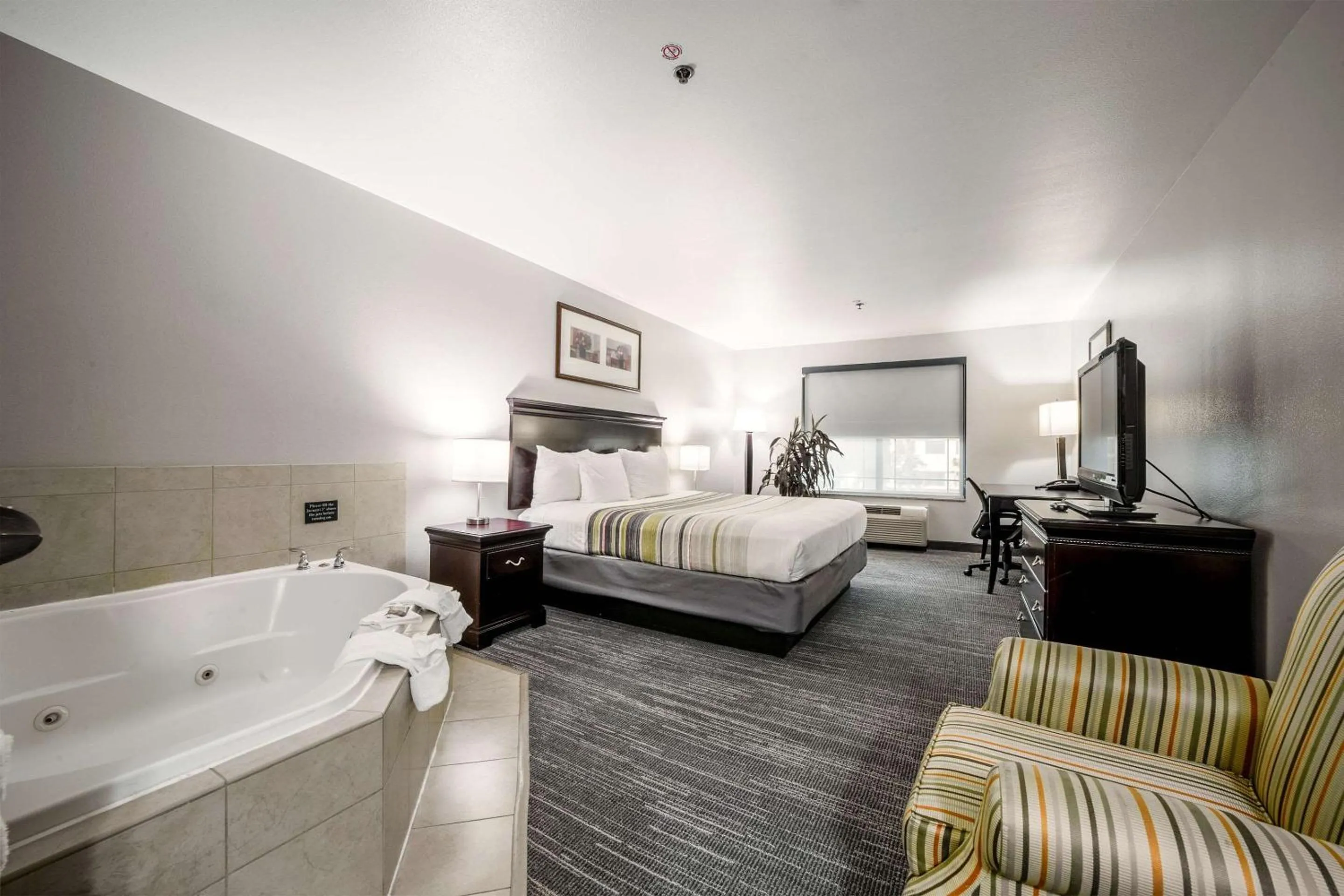 Bedroom, Bed in Country Inn & Suites by Radisson, Ontario at Ontario Mills, CA