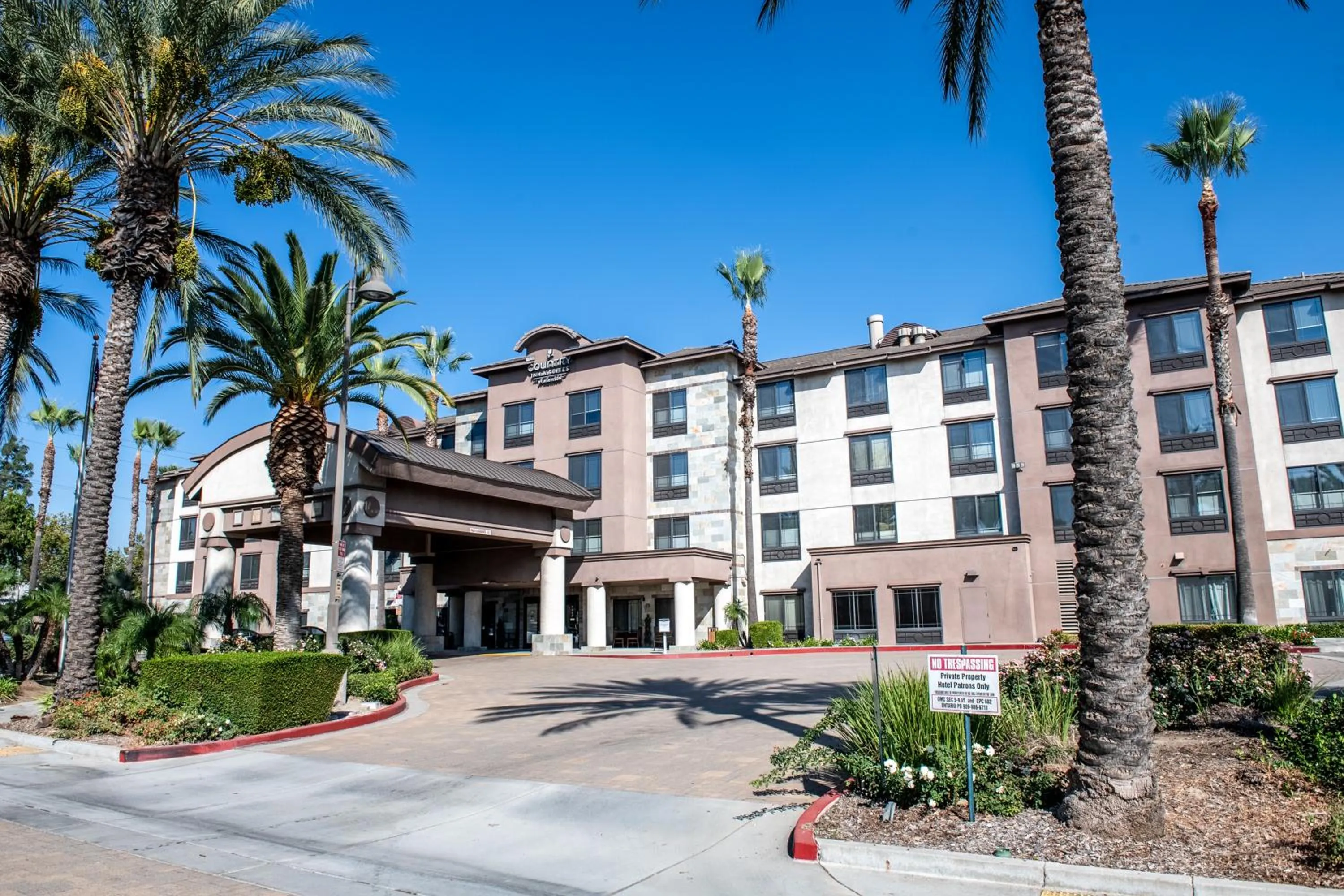 Property building in Country Inn & Suites by Radisson, Ontario at Ontario Mills, CA