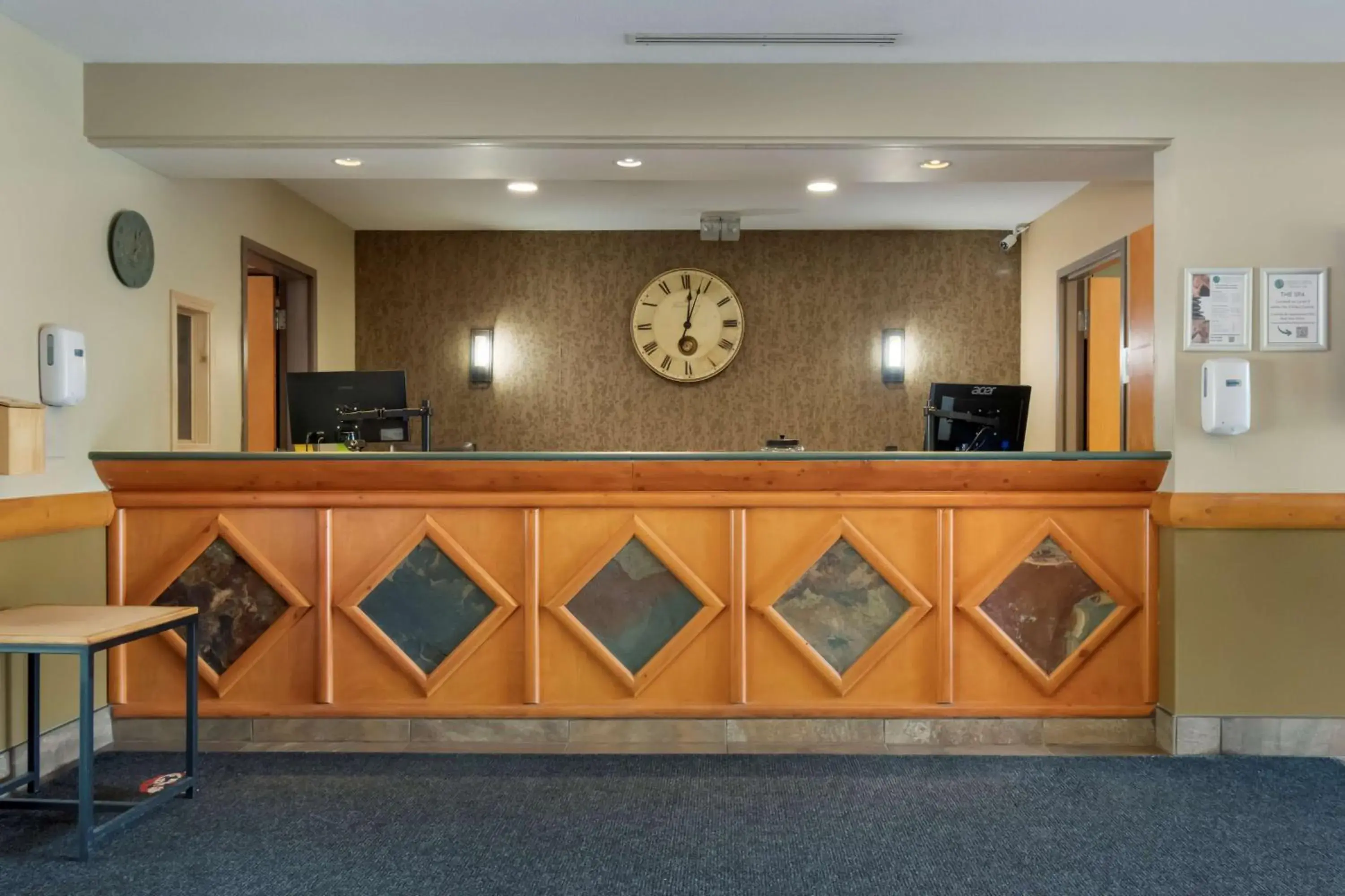 Lobby or reception in BEST WESTERN PLUS Valemount Inn & Suites Lobby or reception in BEST WESTERN PLUS Valemount Inn & Suites