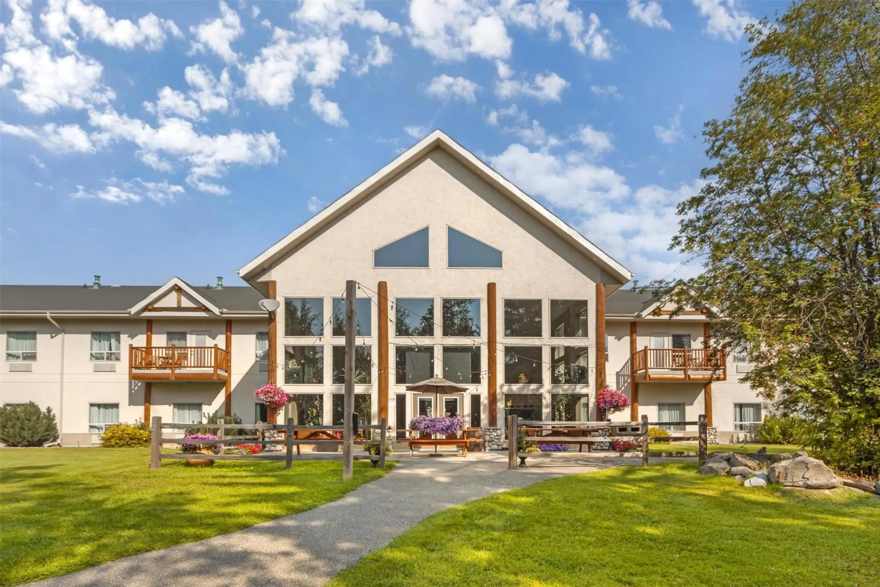 Property building in Best Western Plus Valemount Inn & Suites Property building in Best Western Plus Valemount Inn & Suites