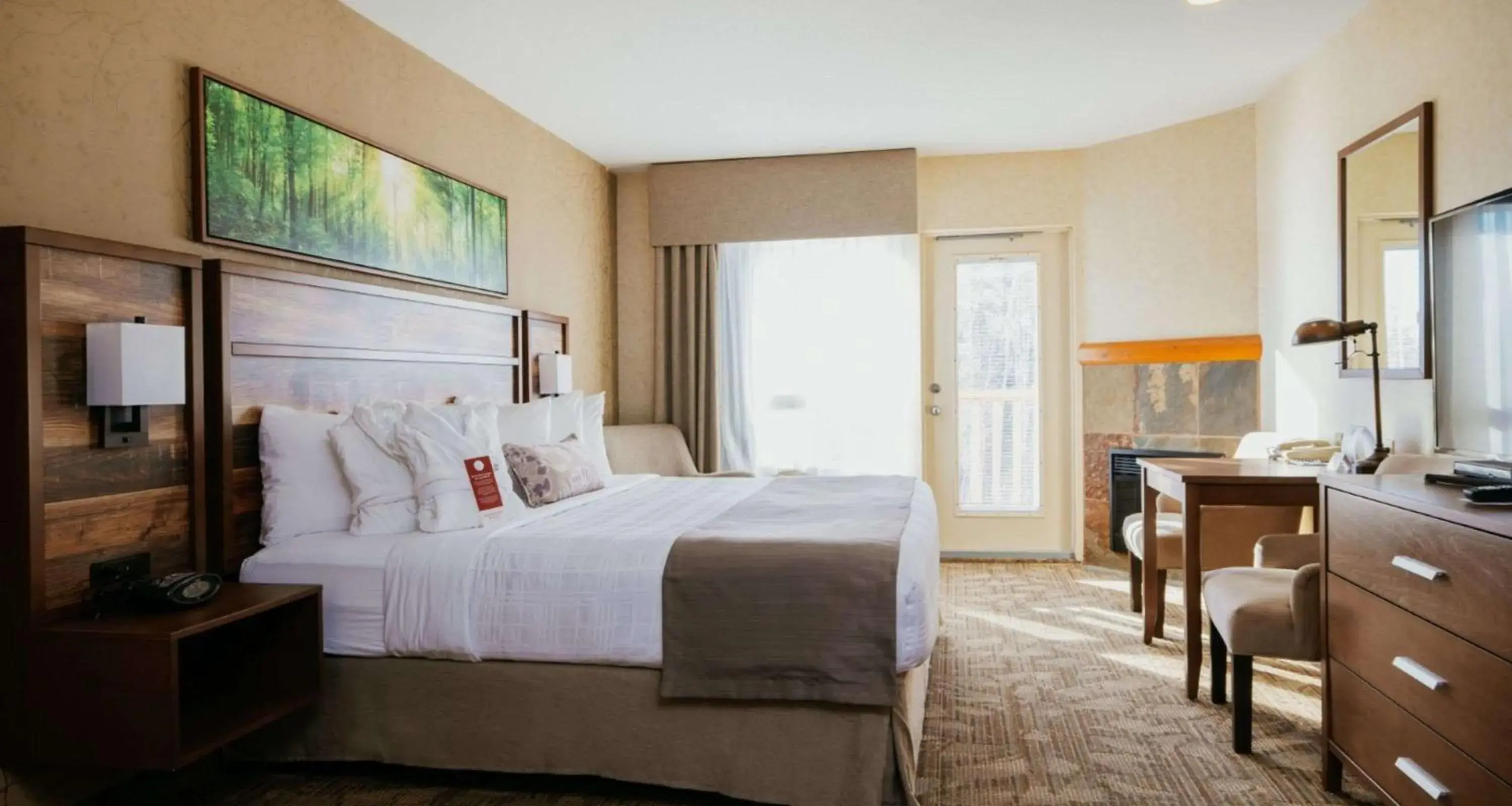 Photo of the whole room, Bed in BEST WESTERN PLUS Valemount Inn & Suites Photo of the whole room, Bed in BEST WESTERN PLUS Valemount Inn & Suites