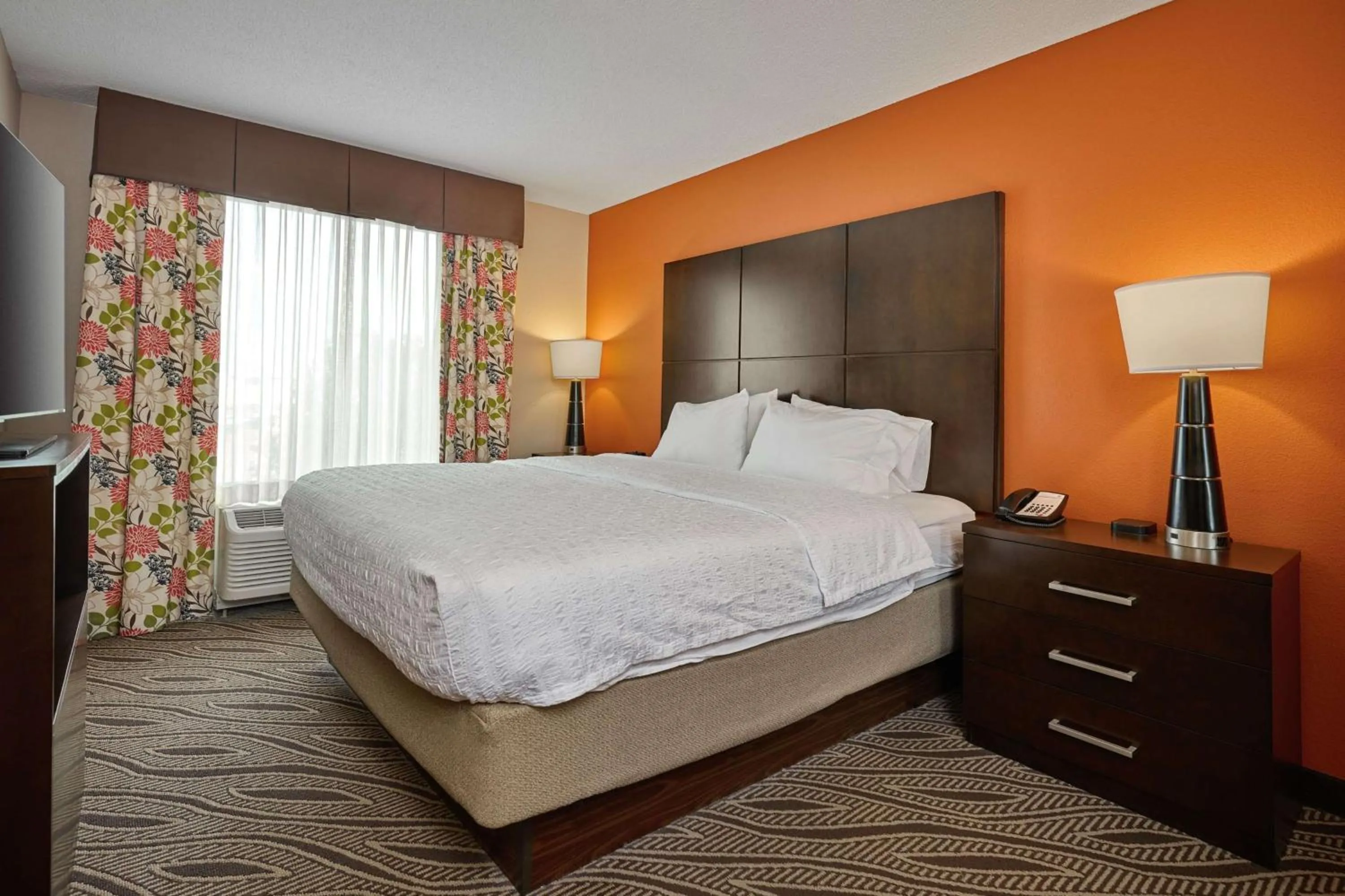 Bed in Hampton Inn Evansville Airport