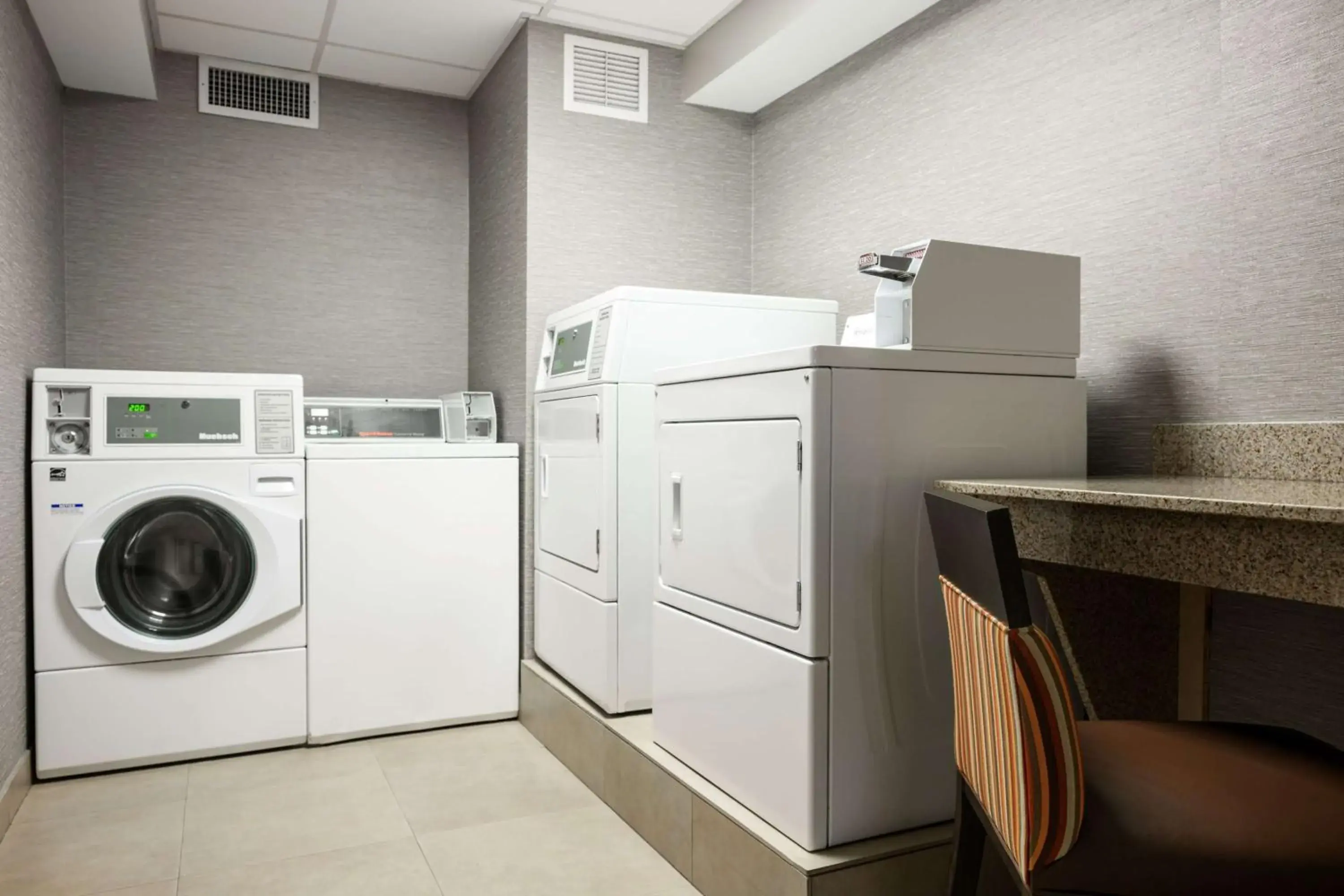 Property building in Hampton Inn Evansville Airport Property building in Hampton Inn Evansville Airport