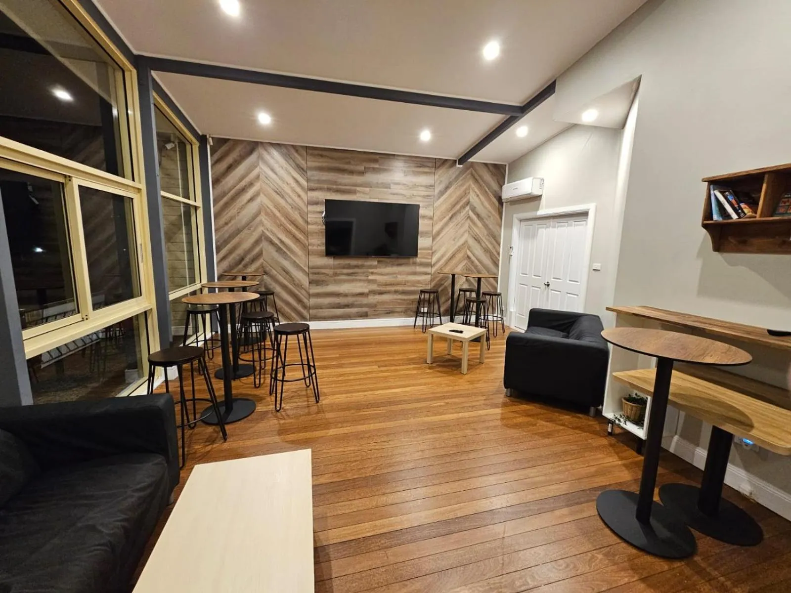 Communal lounge/ TV room in Waterview Gosford Motor Inn