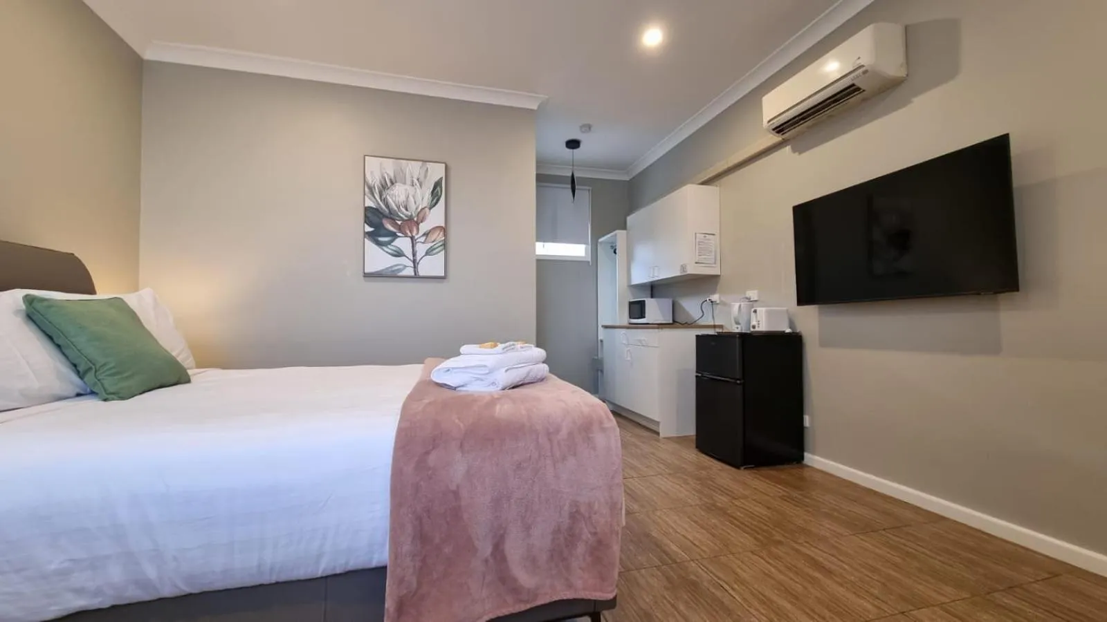 TV and multimedia, Bed in Waterview Gosford Motor Inn