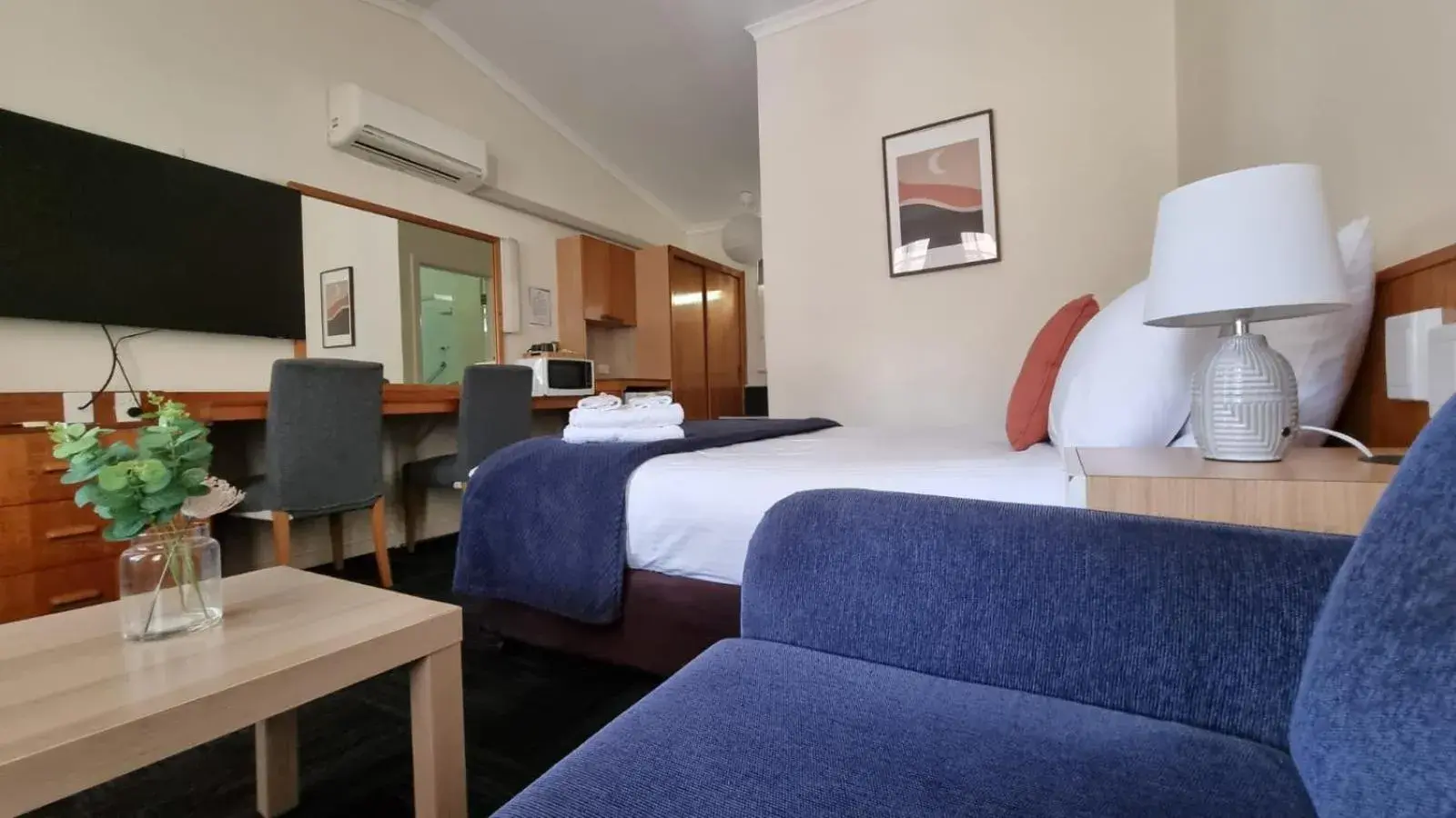 Photo of the whole room, Bed in Waterview Gosford Motor Inn Photo of the whole room, Bed in Waterview Gosford Motor Inn