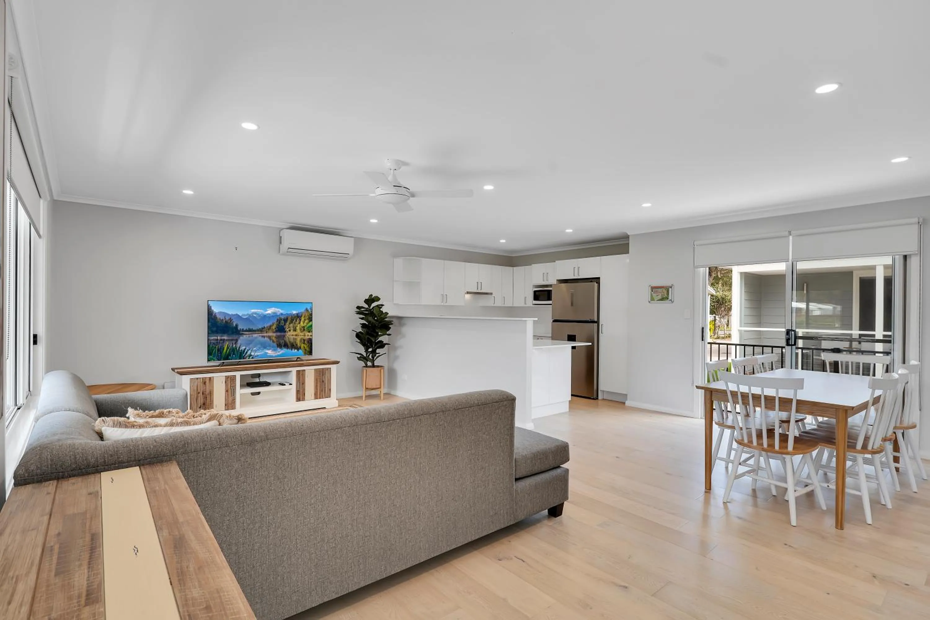 Dining area in Ingenia Holidays Middle Rock