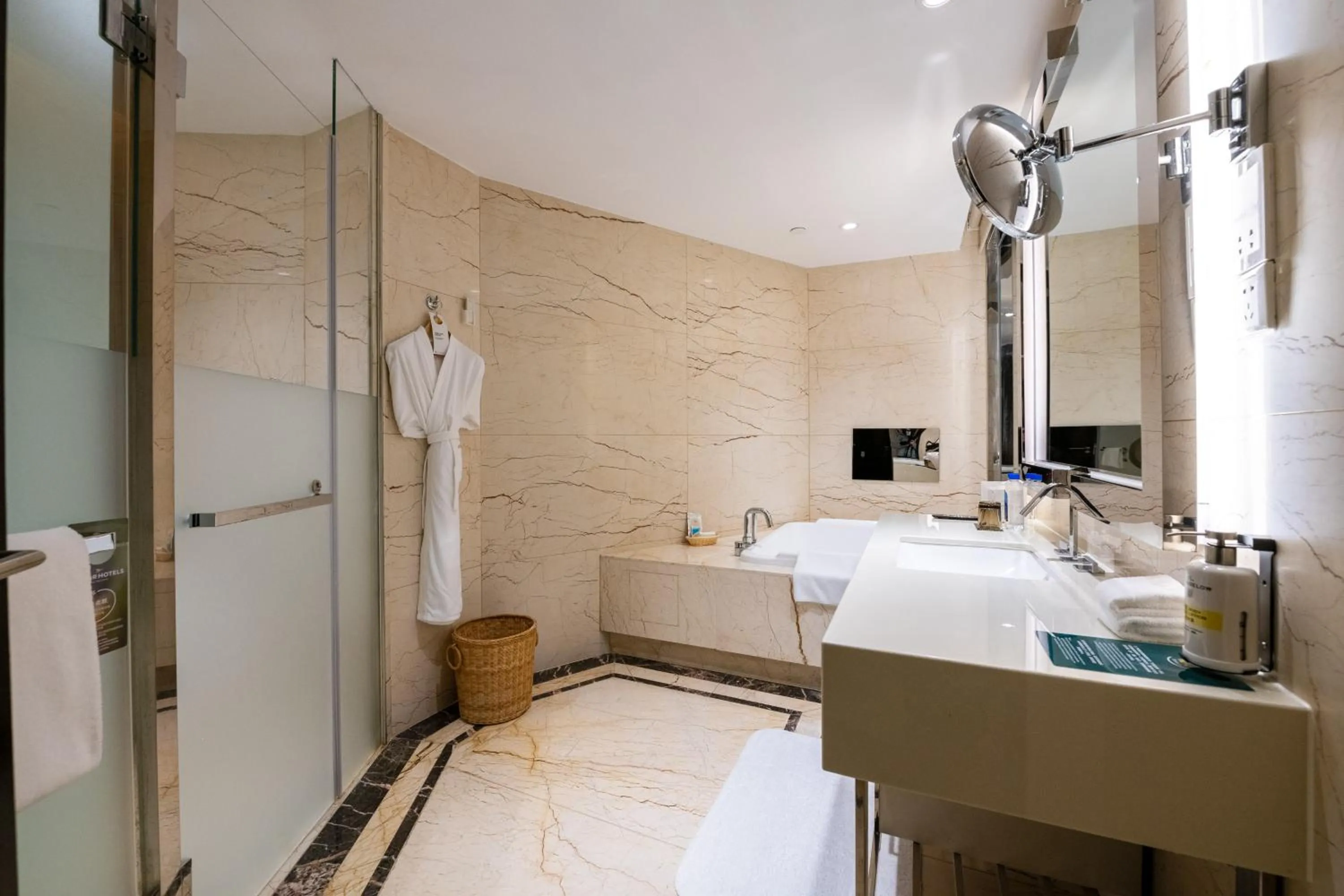 Bathroom, Bed in Pullman Guiyang