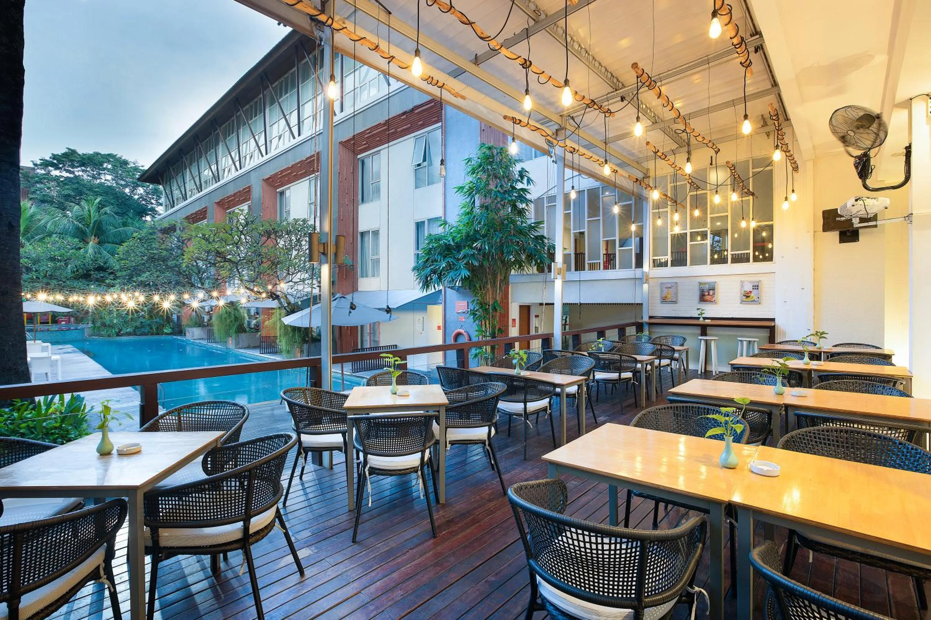 Restaurant/places to eat in HARRIS Hotel & Residences Sunset Road